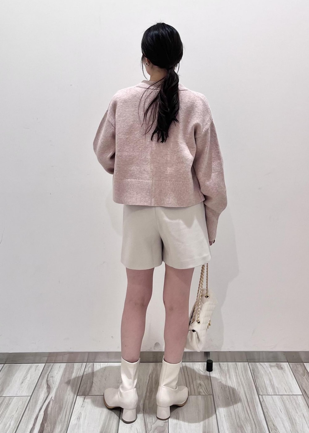 ベージュ系のその他パンツ、ホワイト系のショルダーバッグ、ホワイト系のシャツ/ブラウスを着用したレディースの秋コーディネートの3枚目の写真