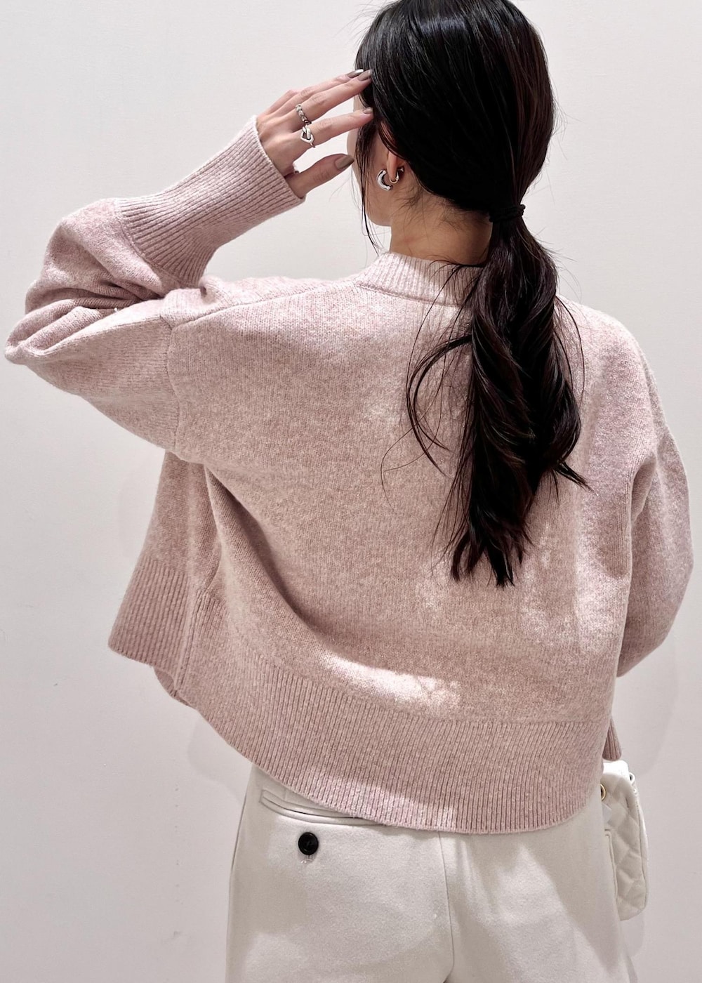 ベージュ系のその他パンツ、ホワイト系のショルダーバッグ、ホワイト系のシャツ/ブラウスを着用したレディースの秋コーディネートの6枚目の写真