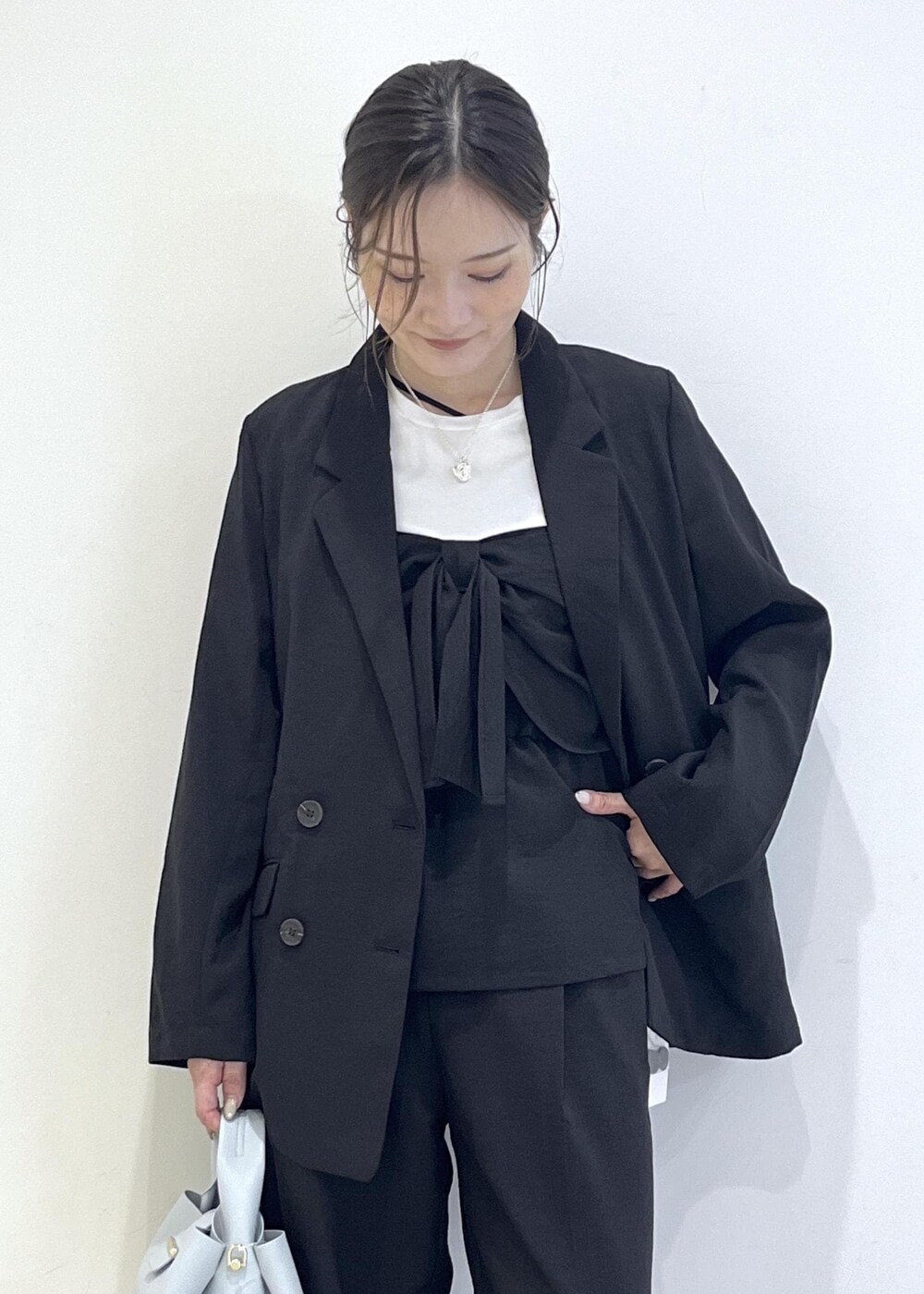 シルバー系のサンダル、ブラック系のTシャツ/カットソー、ブラック系のその他パンツを着用したレディースの春コーディネートの5枚目の写真