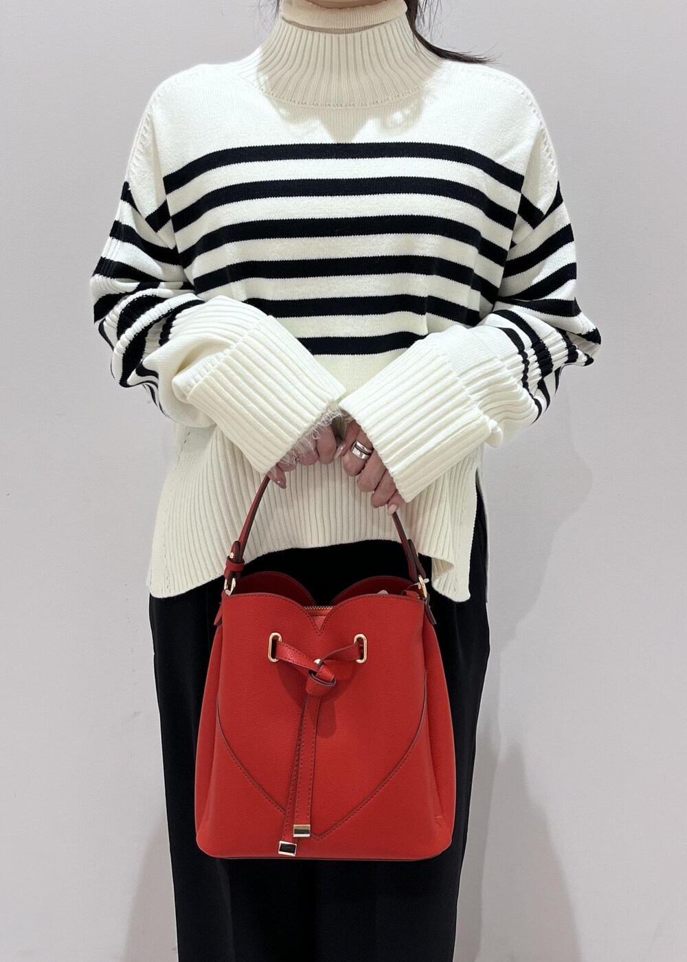 ブラック系のパンプス、ホワイト系のニット/セーター、ホワイト系のニット/セーターを着用したレディースの冬コーディネートの10枚目の写真