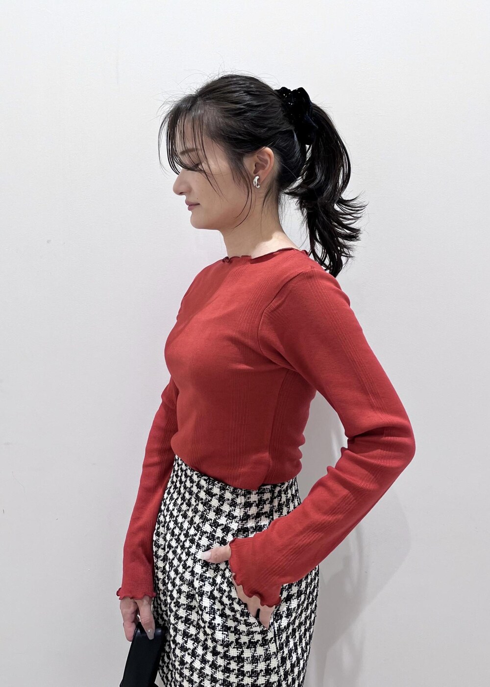 ブラック系のブーツ、ブラック系のスカート、ブラック系のダウンジャケット/コートを着用したレディースの冬コーディネートの8枚目の写真