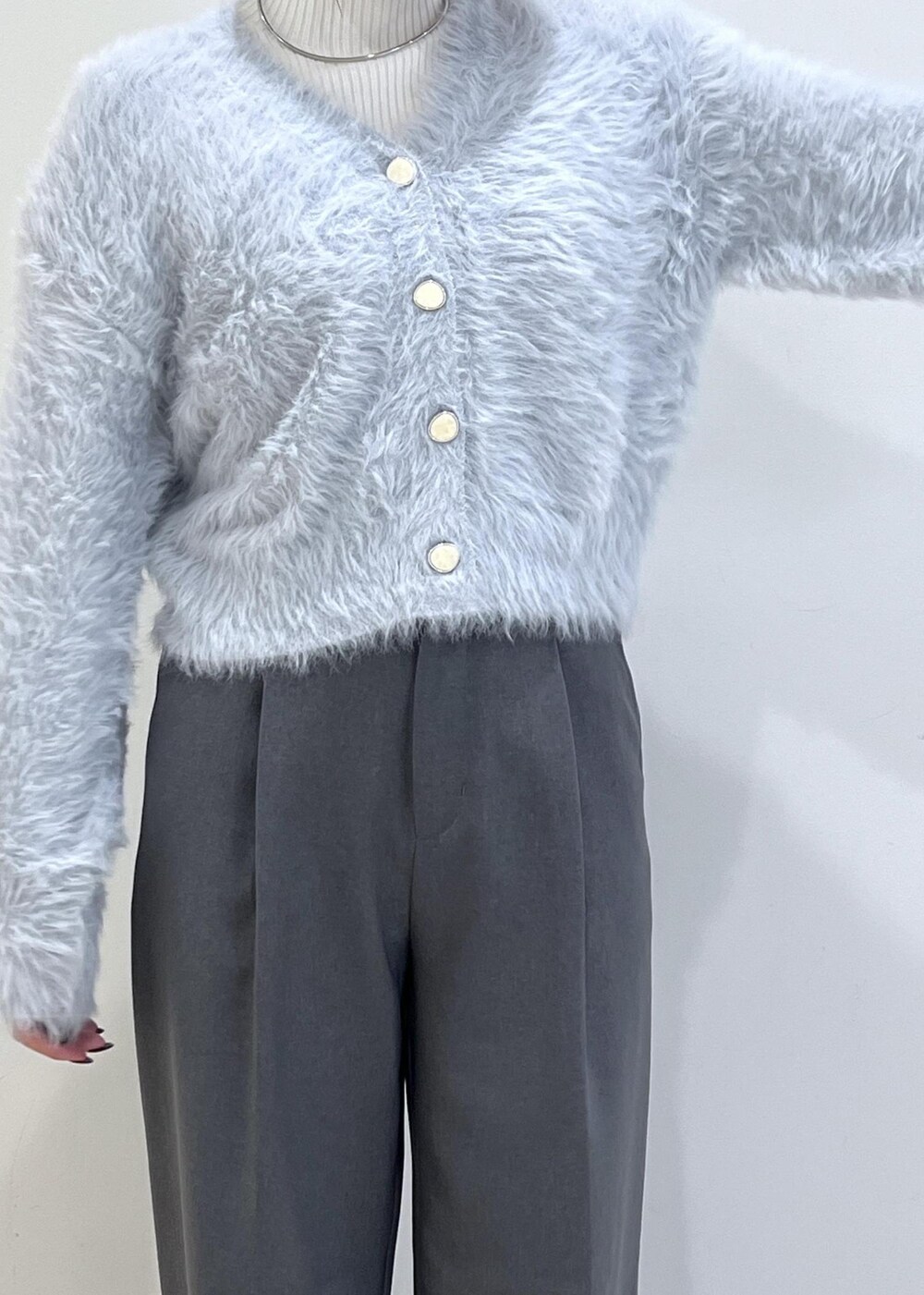 グレー系のスラックス、ホワイト系のパンプス、ブルー系のカーディガン/ボレロを着用したレディースの秋コーディネートの7枚目の写真