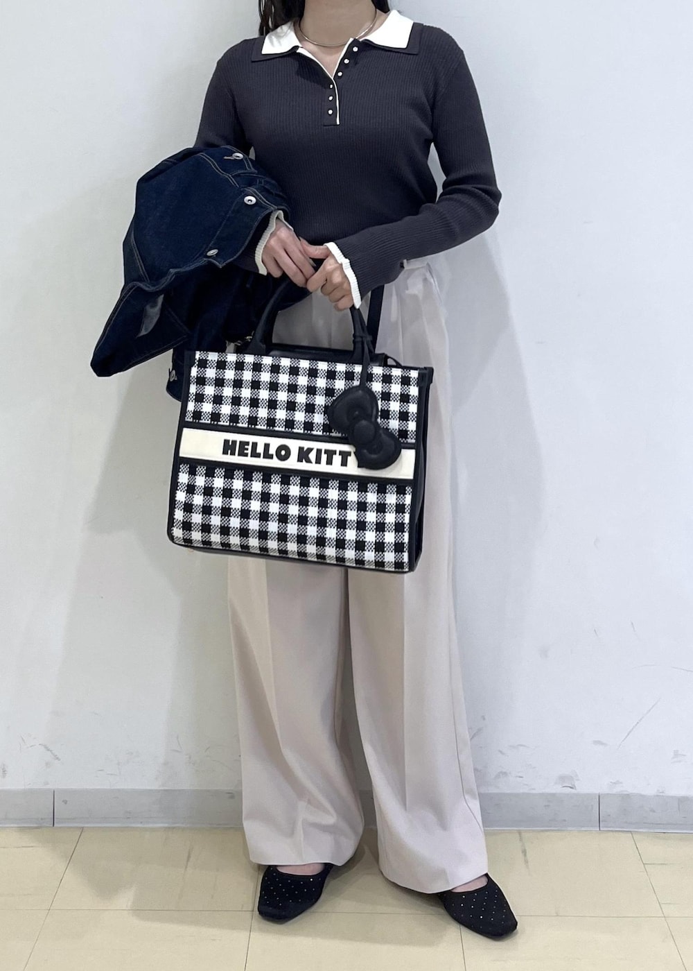 ベージュ系のその他パンツ、ブルー系のデニムジャケット、グレー系のニット/セーターを着用したレディースの冬コーディネートの6枚目の写真