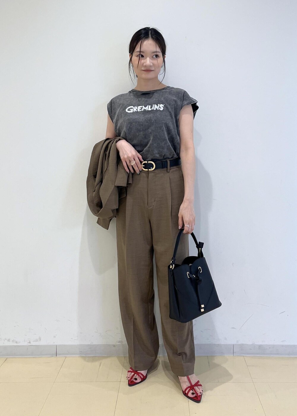 ブラック系のショルダーバッグ、レッド系のサンダル、ブラック系のTシャツ/カットソーを着用したレディースの夏コーディネートの4枚目の写真