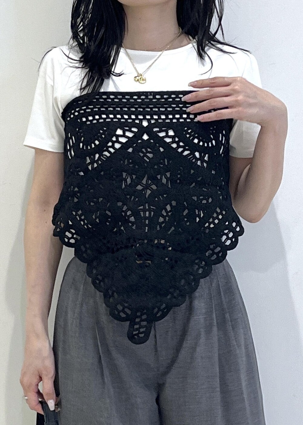 ブラック系のショルダーバッグ、ホワイト系のTシャツ/カットソー、ブラック系のその他パンツを着用したレディースの夏コーディネートの5枚目の写真