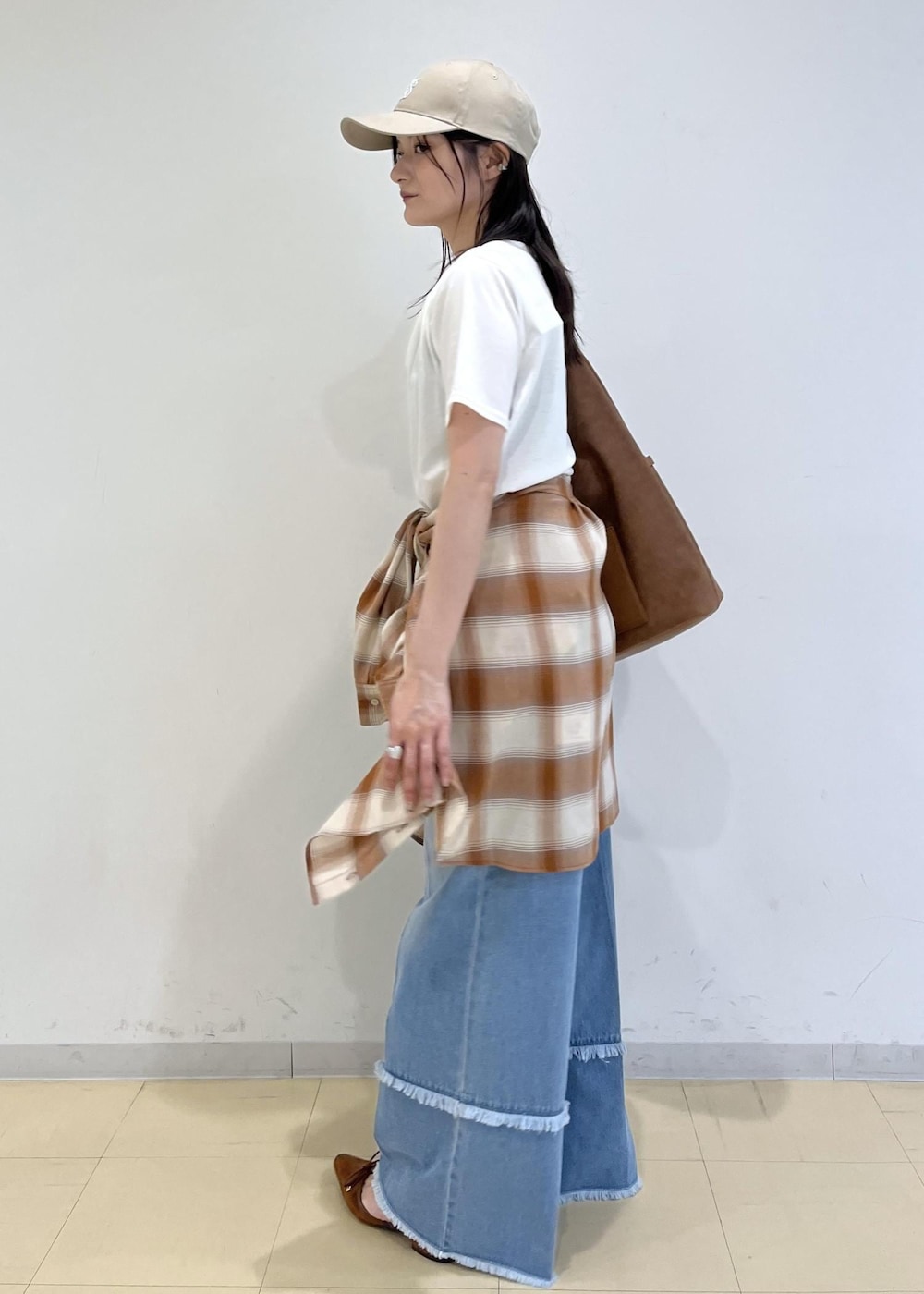 ホワイト系のTシャツ/カットソー、イエロー系のパンプス、ベージュ系のシャツ/ブラウスを着用したレディースの夏コーディネートの2枚目の写真
