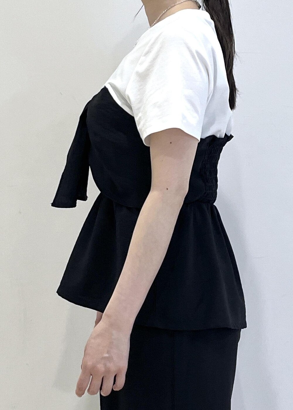 シルバー系のサンダル、ブラック系のTシャツ/カットソー、ブラック系のその他パンツを着用したレディースの春コーディネートの7枚目の写真