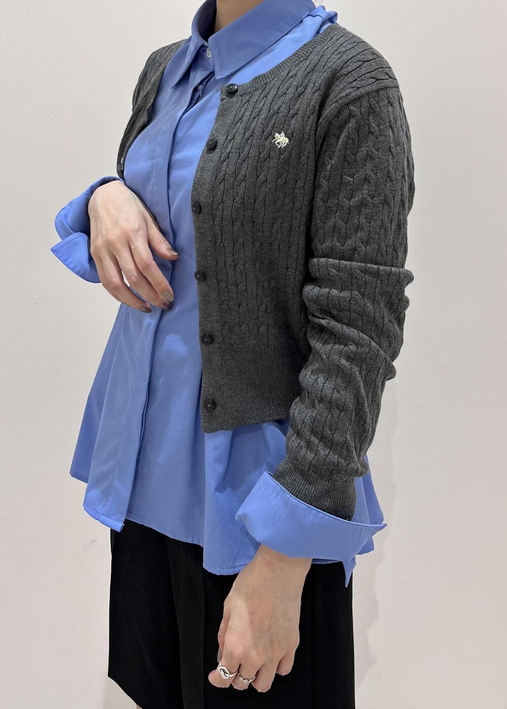 ブラック系のトートバッグ、ブラック系のブーツ、ブラック系のその他パンツを着用したレディースの秋コーディネートの9枚目の写真