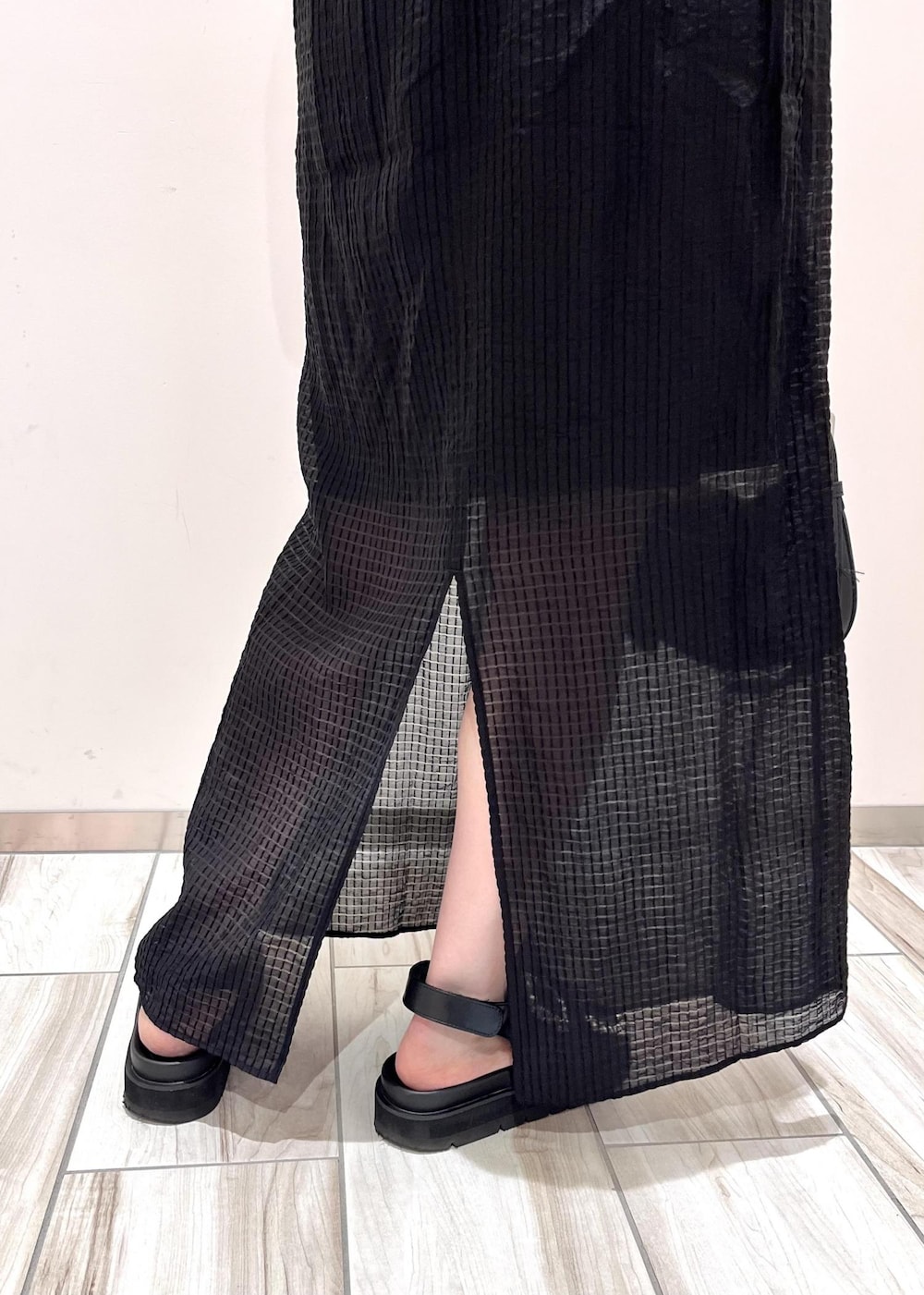 ブラック系のサンダル、ブラック系のハンドバッグ、ブラウン系のテーラードジャケットを着用したレディースの夏コーディネートの8枚目の写真