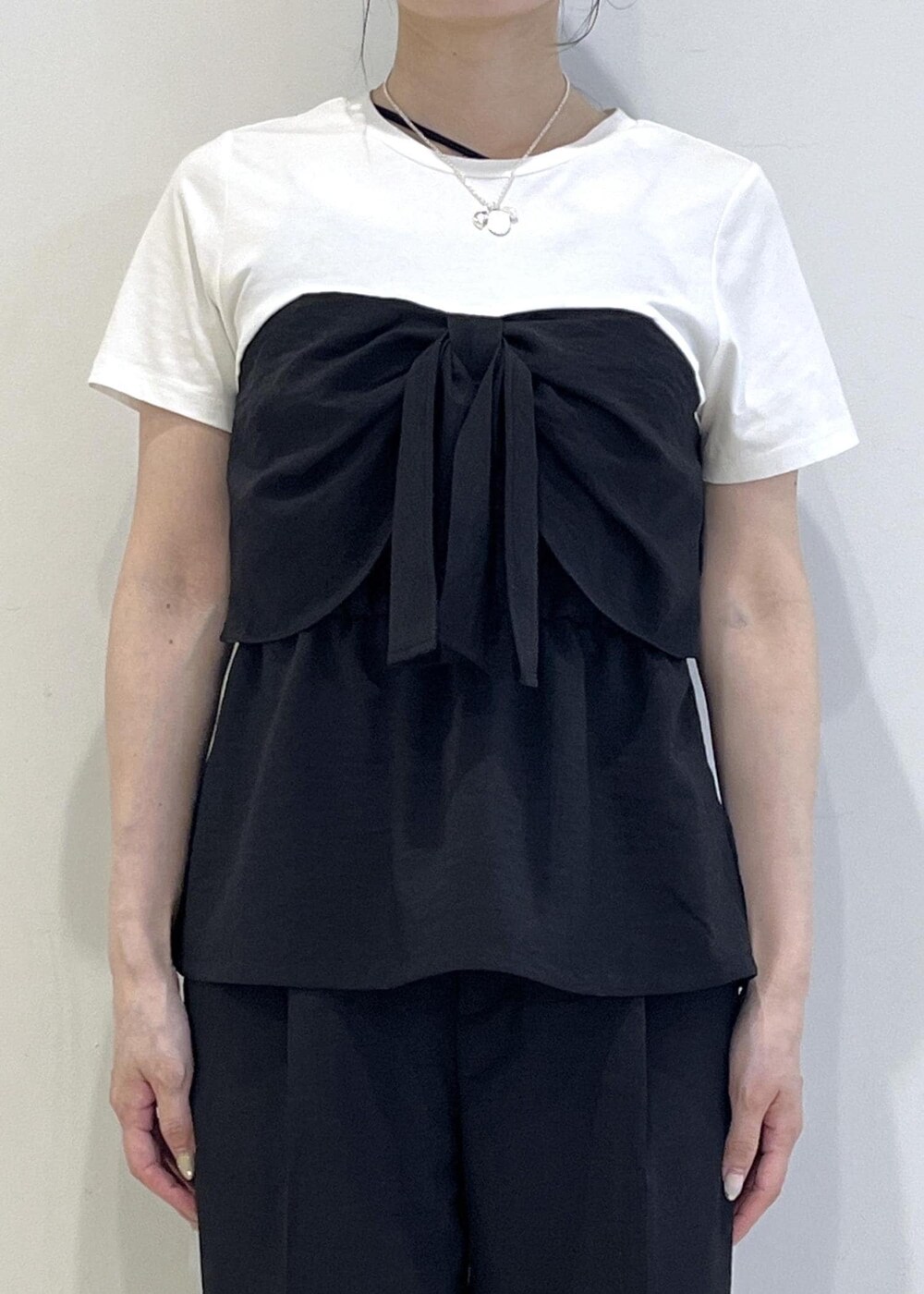シルバー系のサンダル、ブラック系のTシャツ/カットソー、ブラック系のその他パンツを着用したレディースの春コーディネートの6枚目の写真