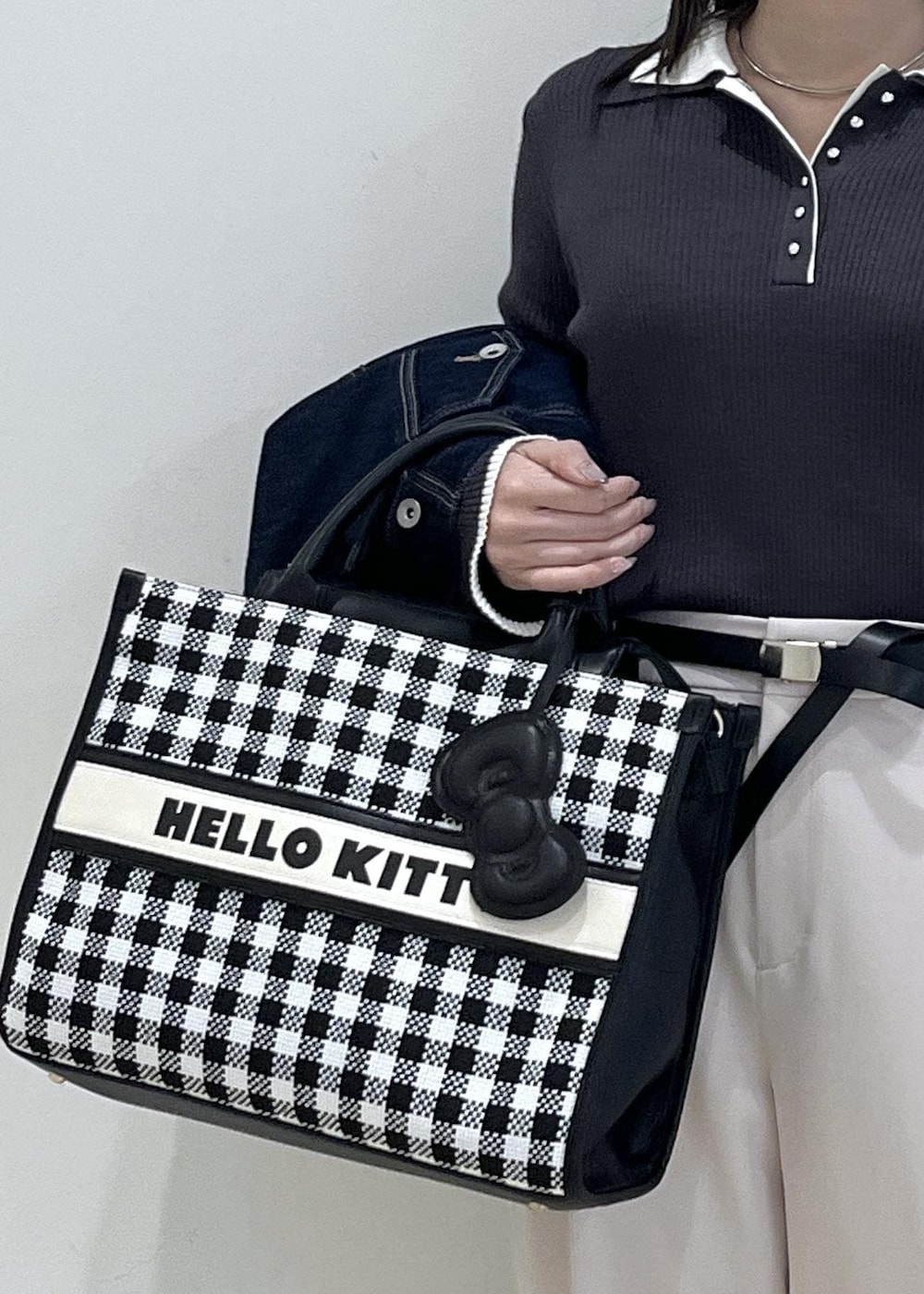 ブルー系のデニムジャケット、グレー系のニット/セーター、ベージュ系のその他パンツを着用したレディースの冬コーディネートの5枚目の写真