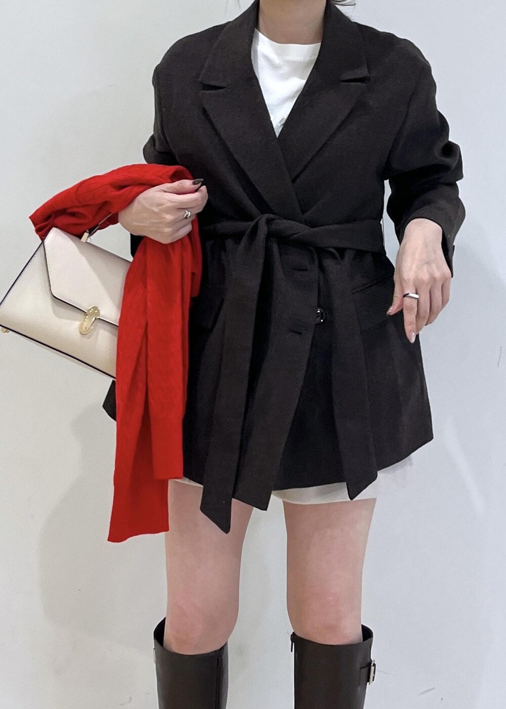 ホワイト系のTシャツ/カットソー、ブラウン系のテーラードジャケット、ベージュ系のその他パンツを着用したレディースの秋コーディネートの5枚目の写真