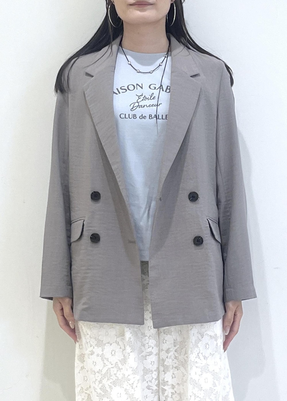 ブルー系のTシャツ/カットソー、ホワイト系のその他パンツ、グレー系のテーラードジャケットを着用したレディースの夏コーディネートの5枚目の写真