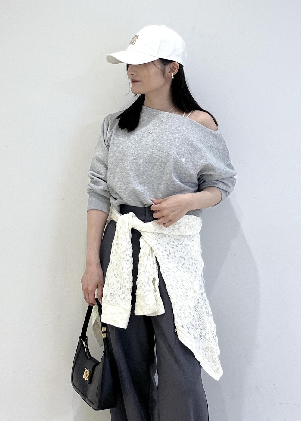 ホワイト系のパンプス、ブラック系のショルダーバッグ、ホワイト系のカーディガン/ボレロを着用したレディースの春コーディネートの3枚目の写真