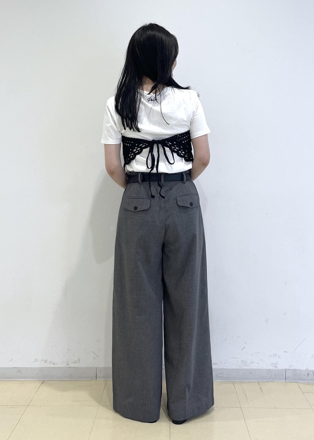 ブラック系のショルダーバッグ、ホワイト系のTシャツ/カットソー、ブラック系のその他パンツを着用したレディースの夏コーディネートの3枚目の写真