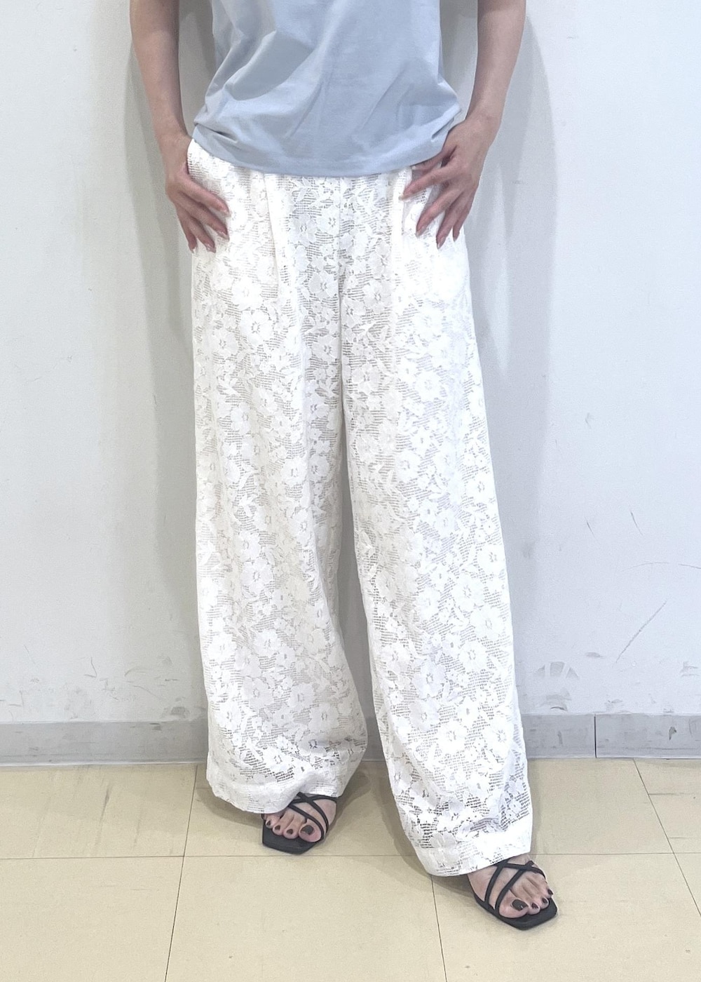 ブルー系のTシャツ/カットソー、ホワイト系のその他パンツ、グレー系のテーラードジャケットを着用したレディースの夏コーディネートの9枚目の写真
