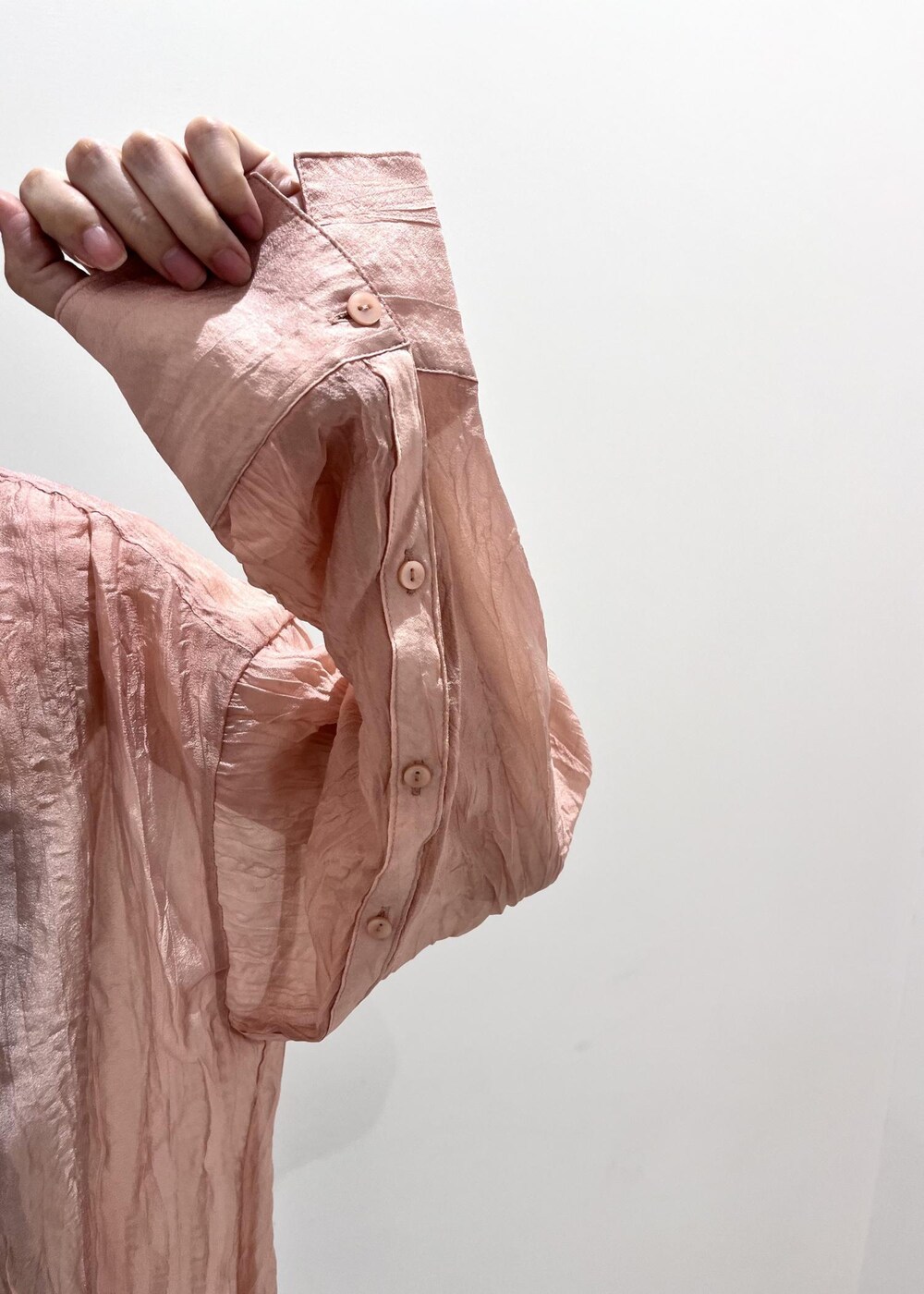 ブラック系のサンダル、ブラック系のスカート、ピンク系のシャツ/ブラウスを着用したレディースの夏コーディネートの6枚目の写真