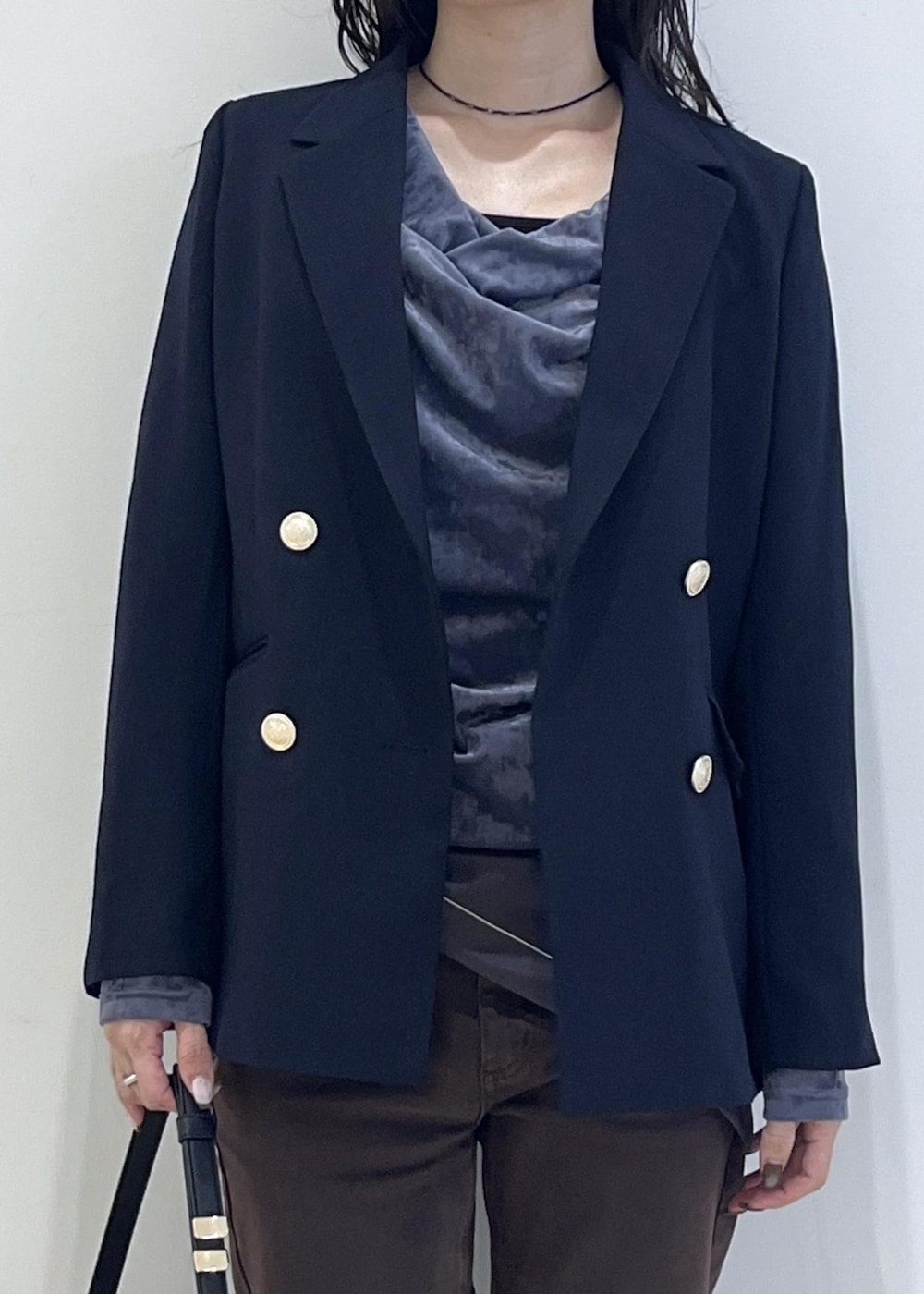 ブラック系のショルダーバッグ、ブルー系のテーラードジャケット、ブルー系のTシャツ/カットソーを着用したレディースの秋コーディネートの6枚目の写真
