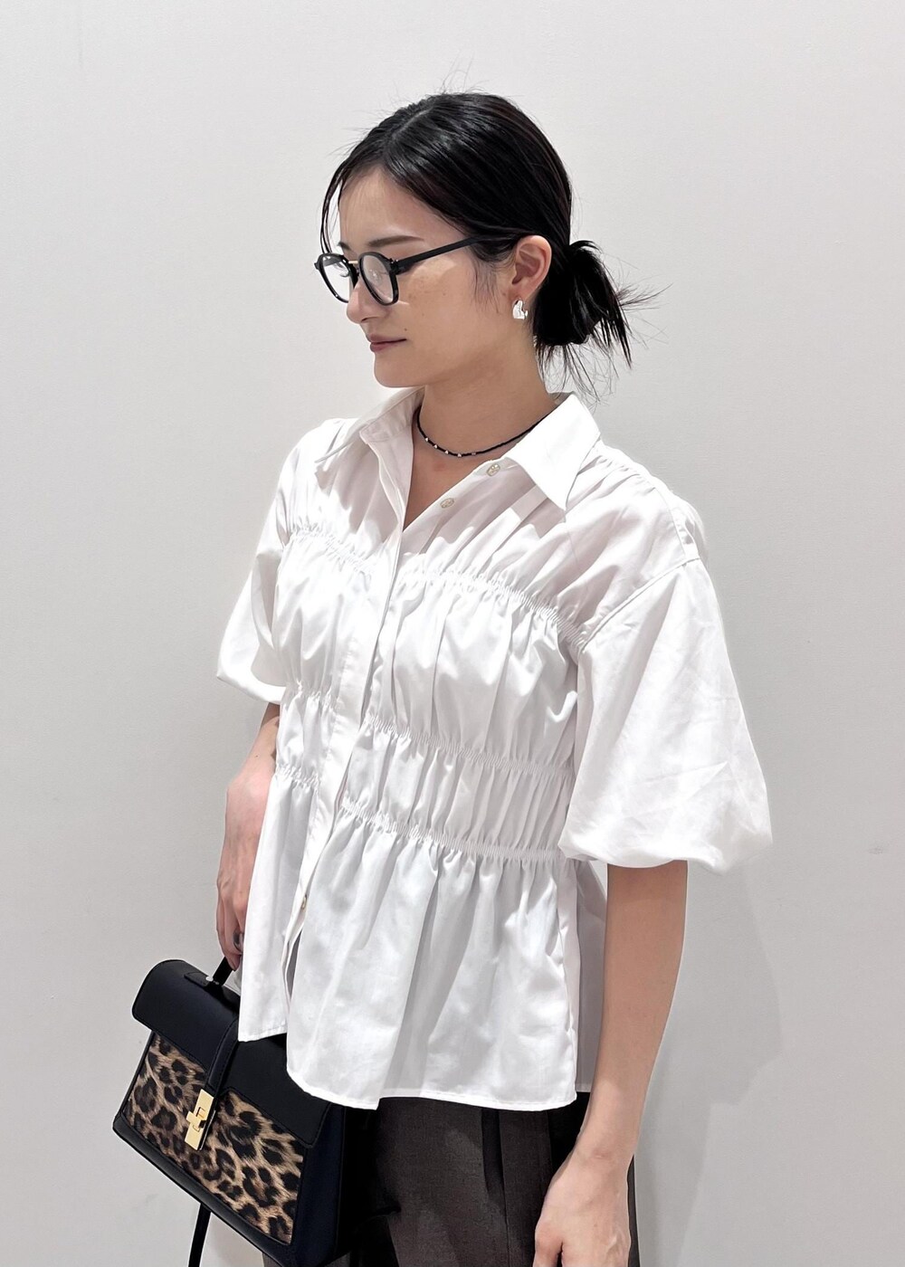 その他のショルダーバッグ、ブラック系のバレエシューズ、ホワイト系のシャツ/ブラウスを着用したレディースの秋コーディネートの3枚目の写真