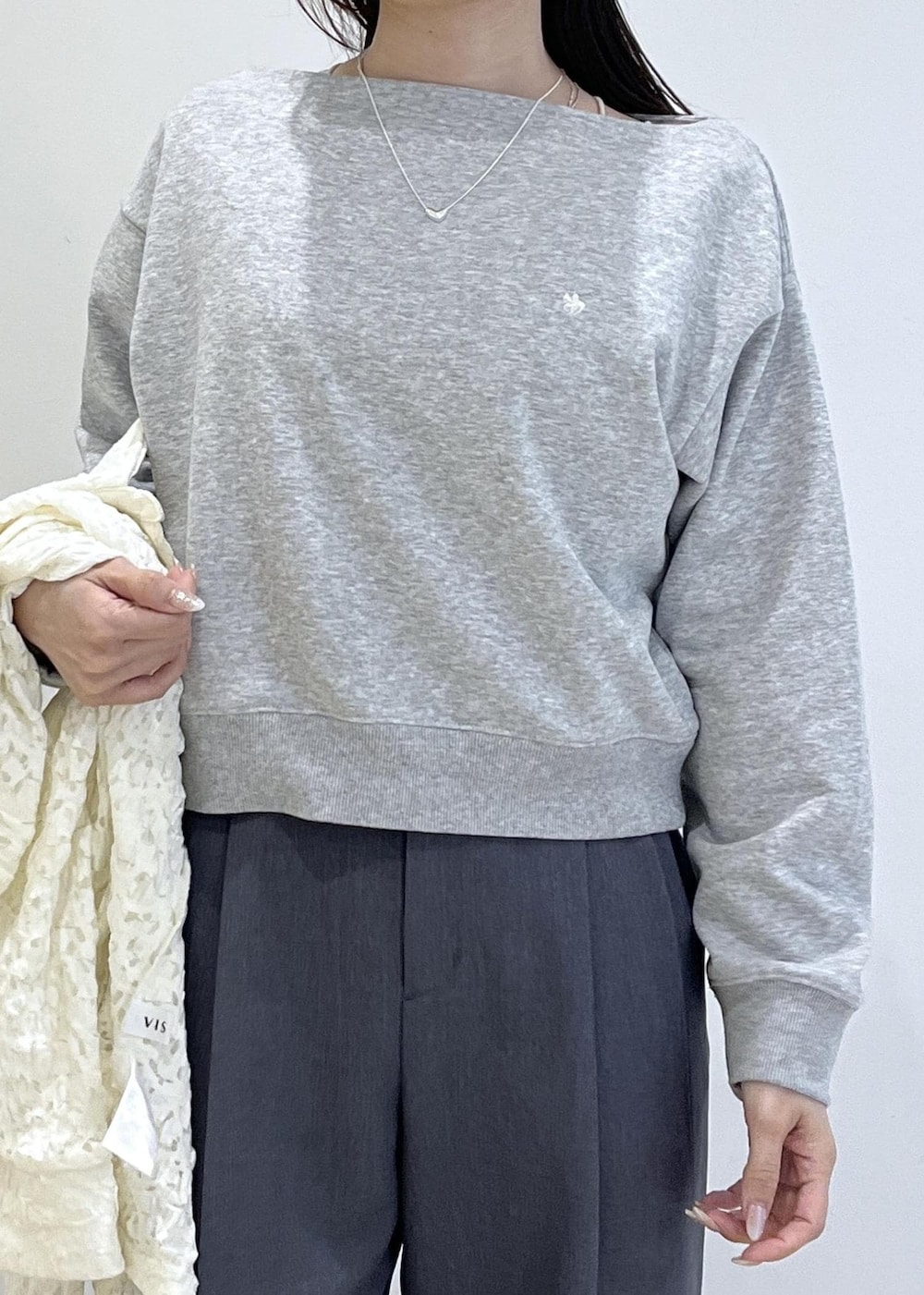 ホワイト系のパンプス、ブラック系のショルダーバッグ、ホワイト系のカーディガン/ボレロを着用したレディースの春コーディネートの4枚目の写真