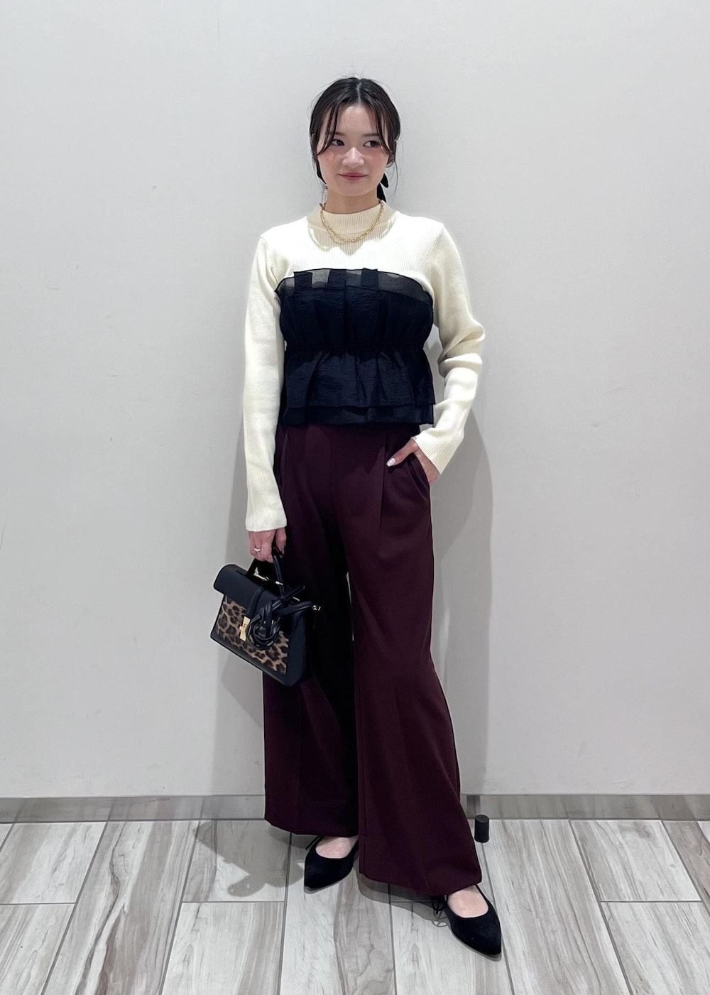 その他のショルダーバッグ、ブラウン系のその他パンツ、ホワイト系のニット/セーターを着用したレディースの冬コーディネートの2枚目の写真