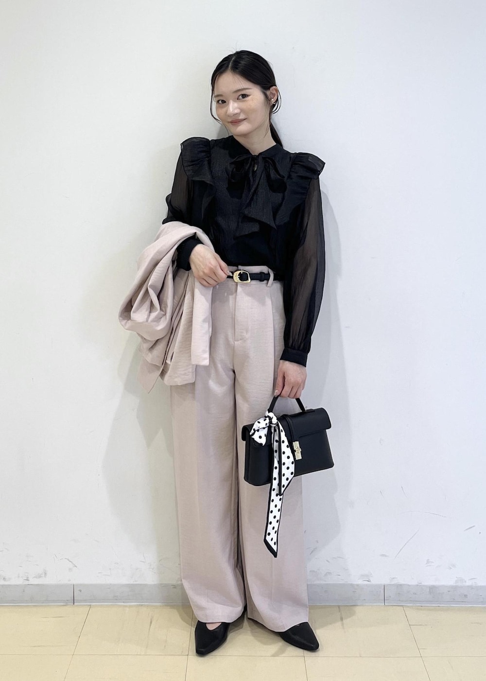 ブラック系のショルダーバッグ、ブラック系のパンプス、ピンク系のその他パンツを着用したレディースの春コーディネートの2枚目の写真