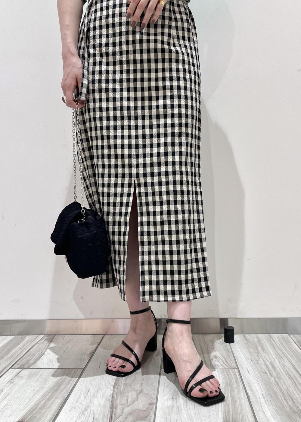 ブラック系のサンダル、ブラック系のスカート、グリーン系のカーディガン/ボレロを着用したレディースの春コーディネートの3枚目の写真