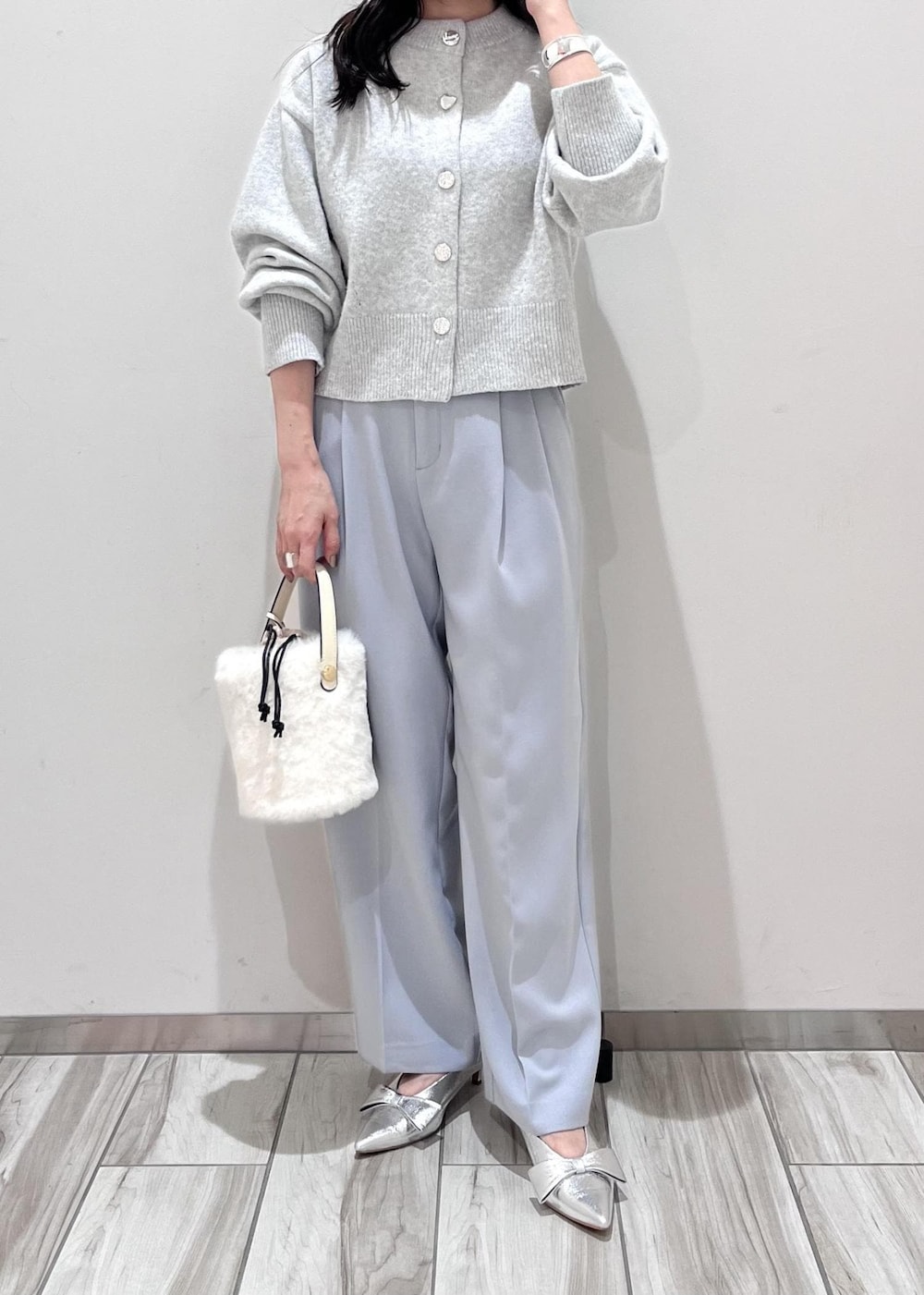 シルバー系のパンプス、ホワイト系のショルダーバッグ、グレー系のカーディガン/ボレロを着用したレディースの秋コーディネートの2枚目の写真