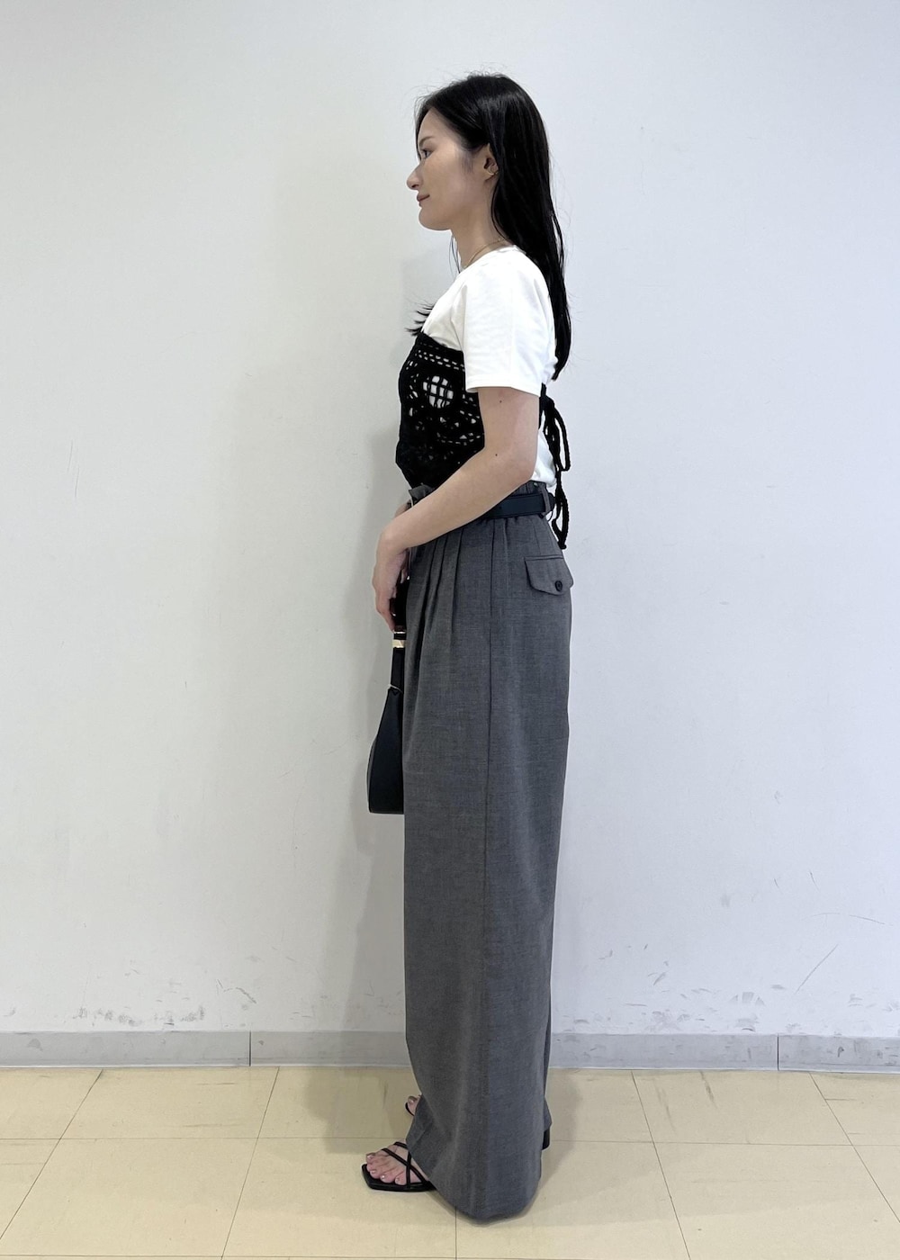 ブラック系のショルダーバッグ、ホワイト系のTシャツ/カットソー、ブラック系のその他パンツを着用したレディースの夏コーディネートの2枚目の写真
