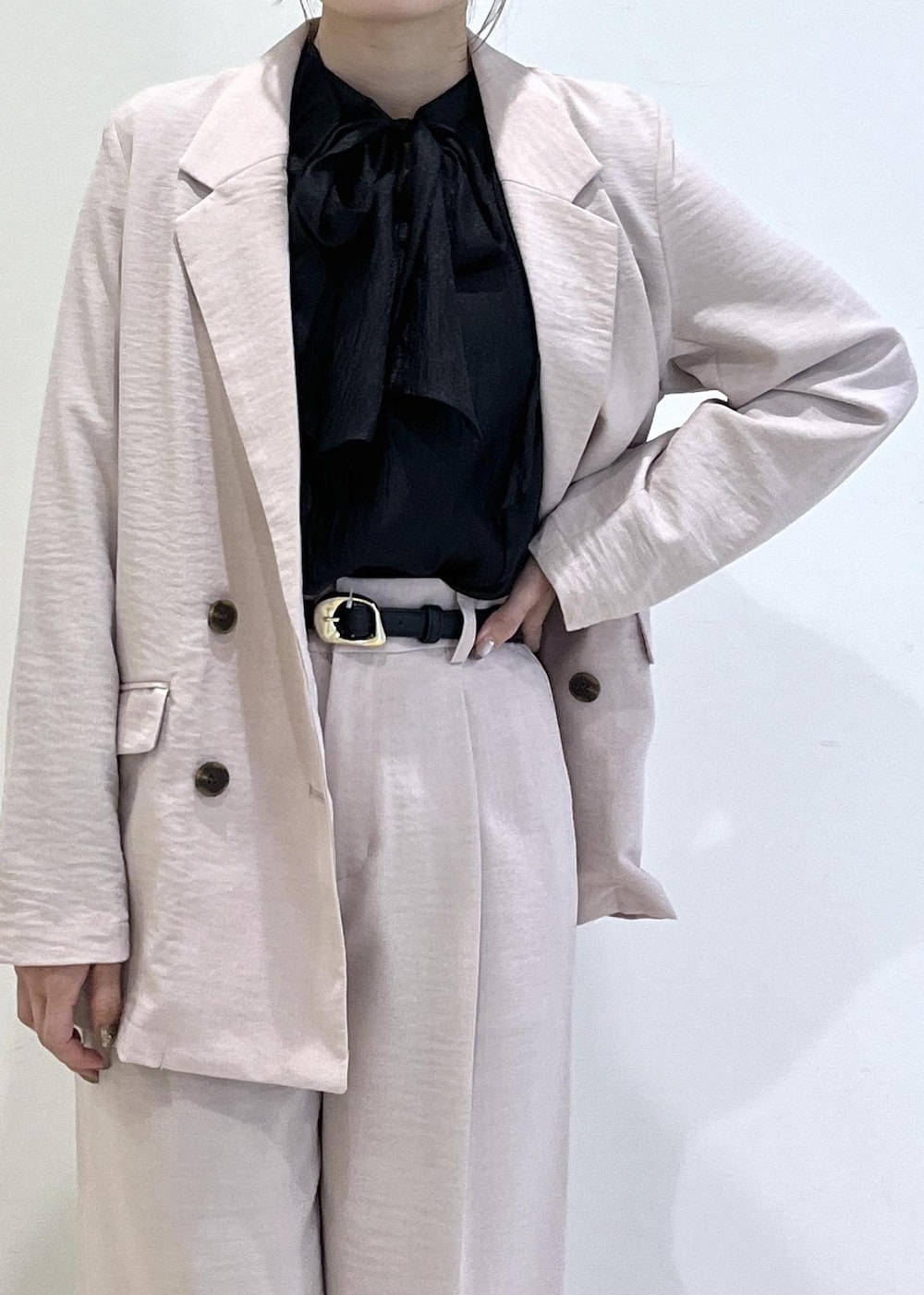 ブラック系のショルダーバッグ、ブラック系のパンプス、ピンク系のその他パンツを着用したレディースの春コーディネートの5枚目の写真