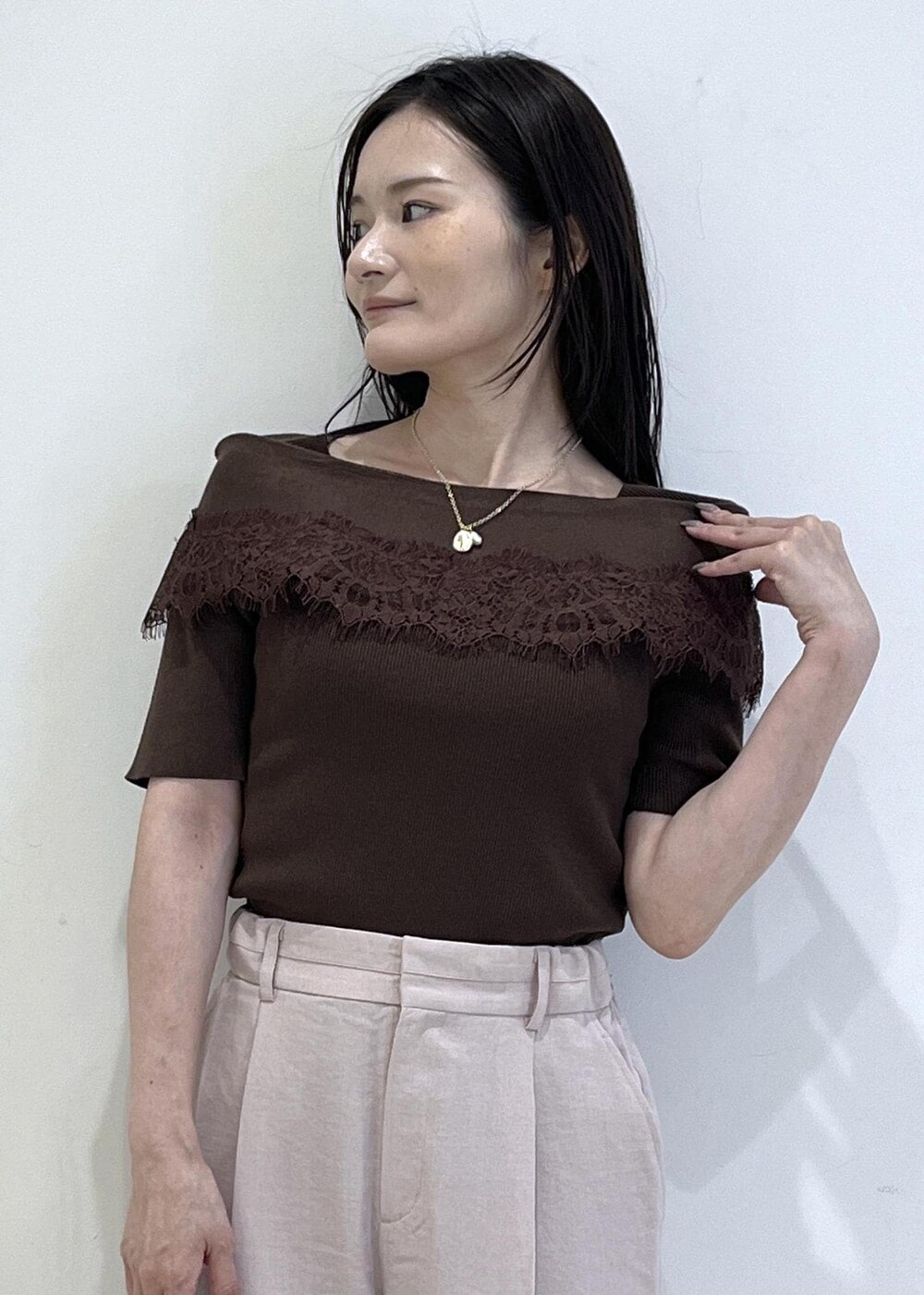 ピンク系のその他パンツ、ホワイト系のパンプス、ホワイト系のショルダーバッグを着用したレディースの夏コーディネートの5枚目の写真