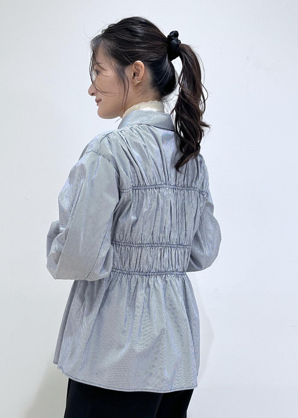 ブラック系のスラックス、ブラック系のテーラードジャケット、ブラック系のパンプスを着用したレディースの秋コーディネートの4枚目の写真