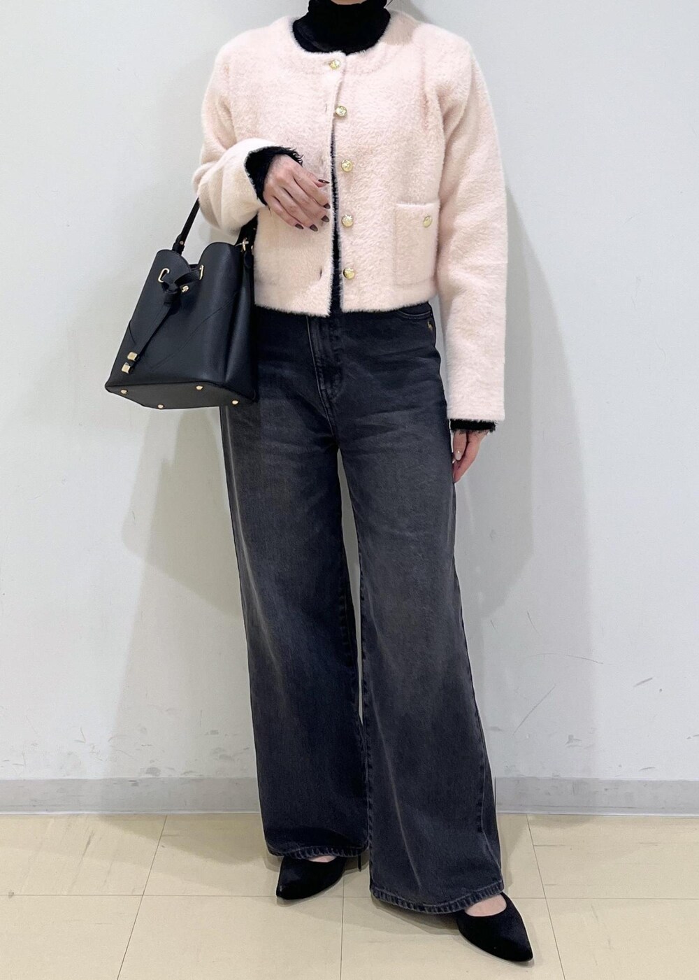 ブラック系のショルダーバッグ、グレー系のデニムパンツ、ピンク系のカーディガン/ボレロを着用したレディースの秋コーディネートの8枚目の写真
