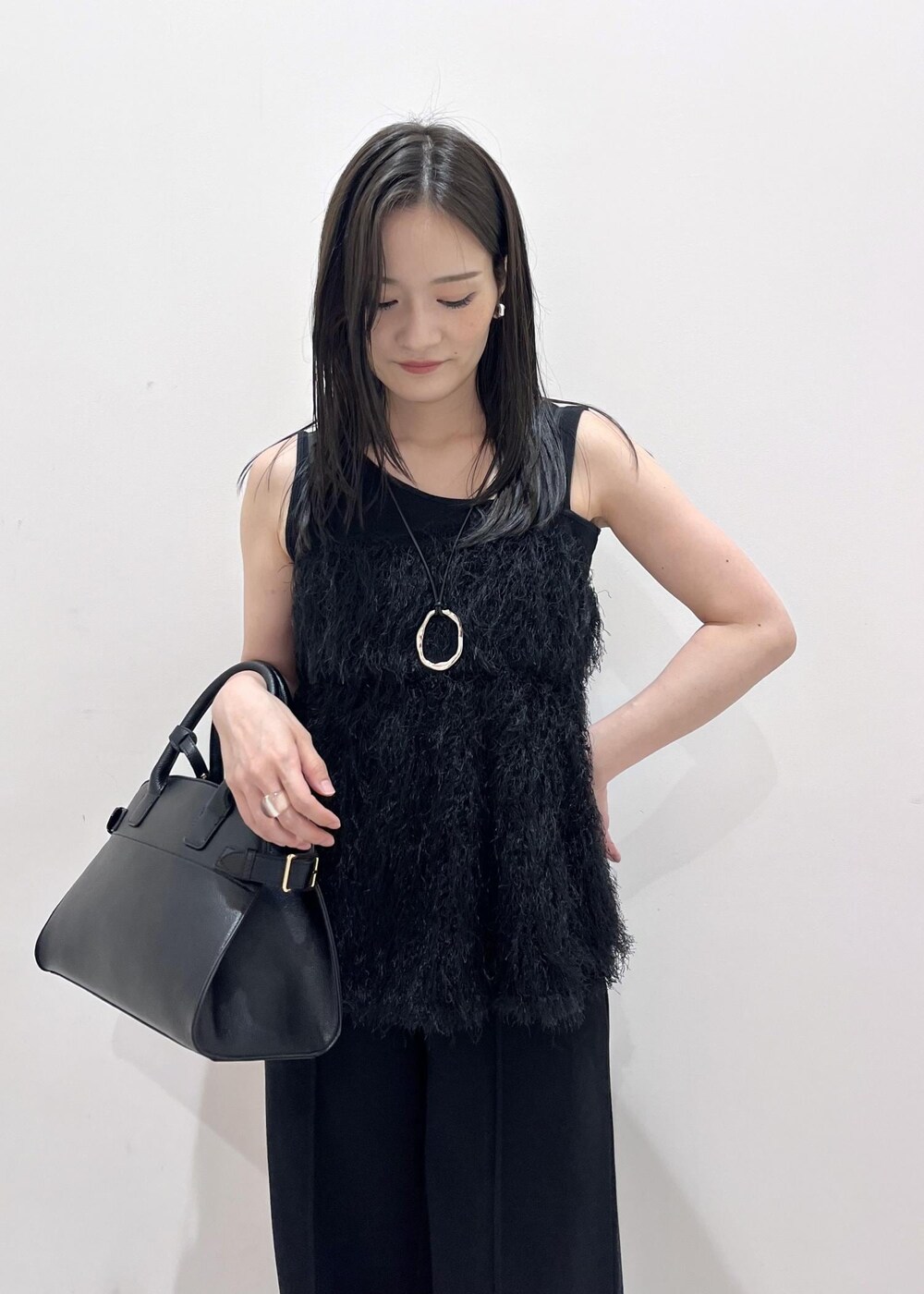 ブラック系のシャツ/ブラウス、ブラック系のその他パンツ、その他のサンダルを着用したレディースの夏コーディネートの5枚目の写真