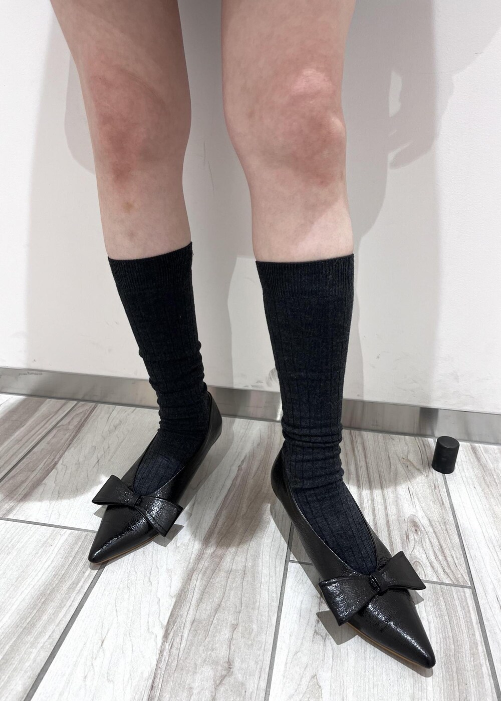 ブラック系のパンプス、ブラウン系のハンドバッグ、ブラック系のシャツ/ブラウスを着用したレディースの秋コーディネートの10枚目の写真