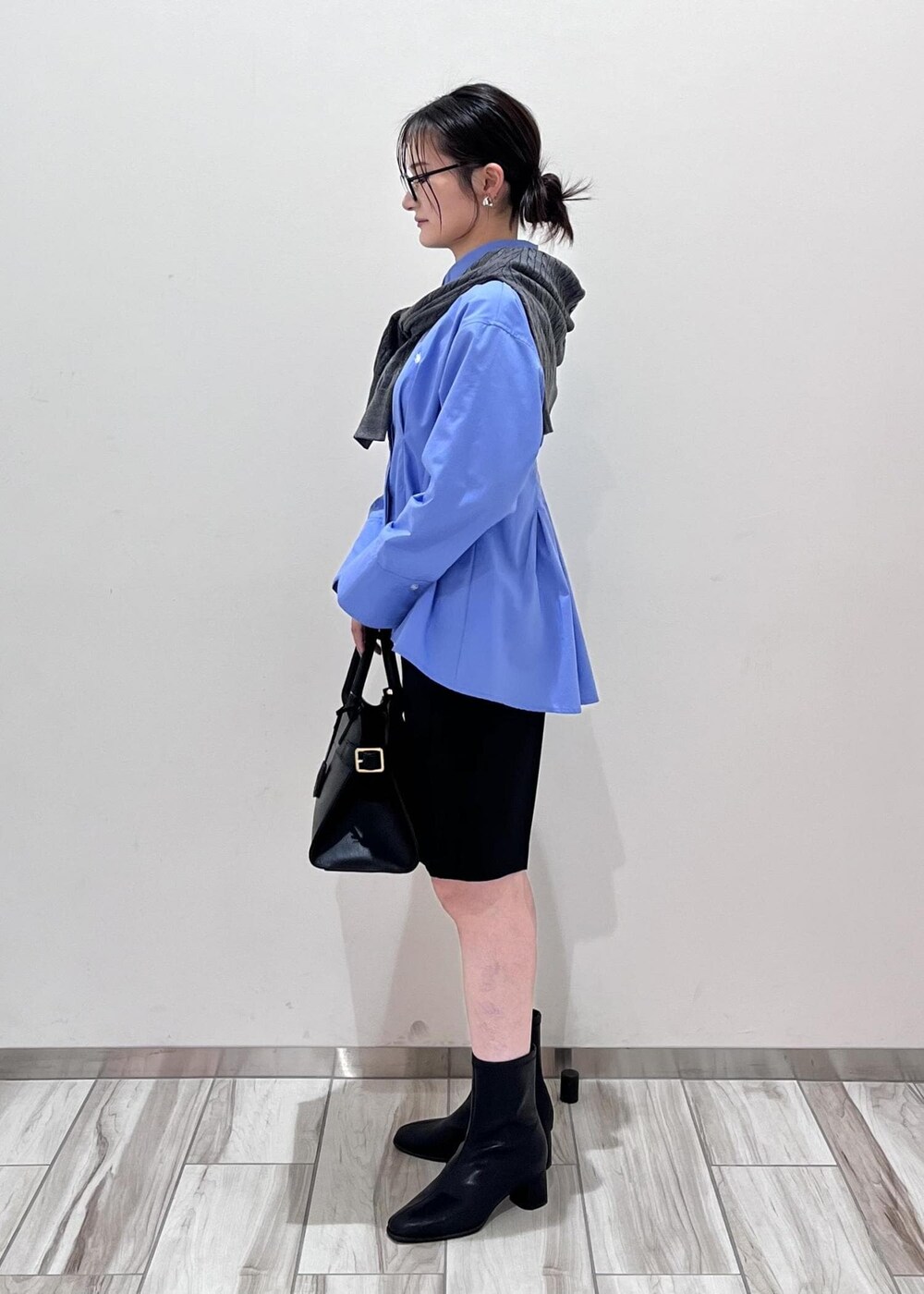 ブラック系のトートバッグ、ブラック系のブーツ、ブラック系のその他パンツを着用したレディースの秋コーディネートの2枚目の写真