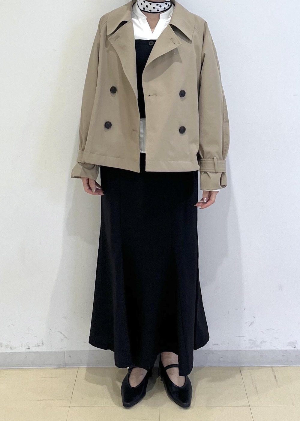 ブラック系のパンプス、ブラック系のスカート、ブラック系のシャツ/ブラウスを着用したレディースの春コーディネートの3枚目の写真