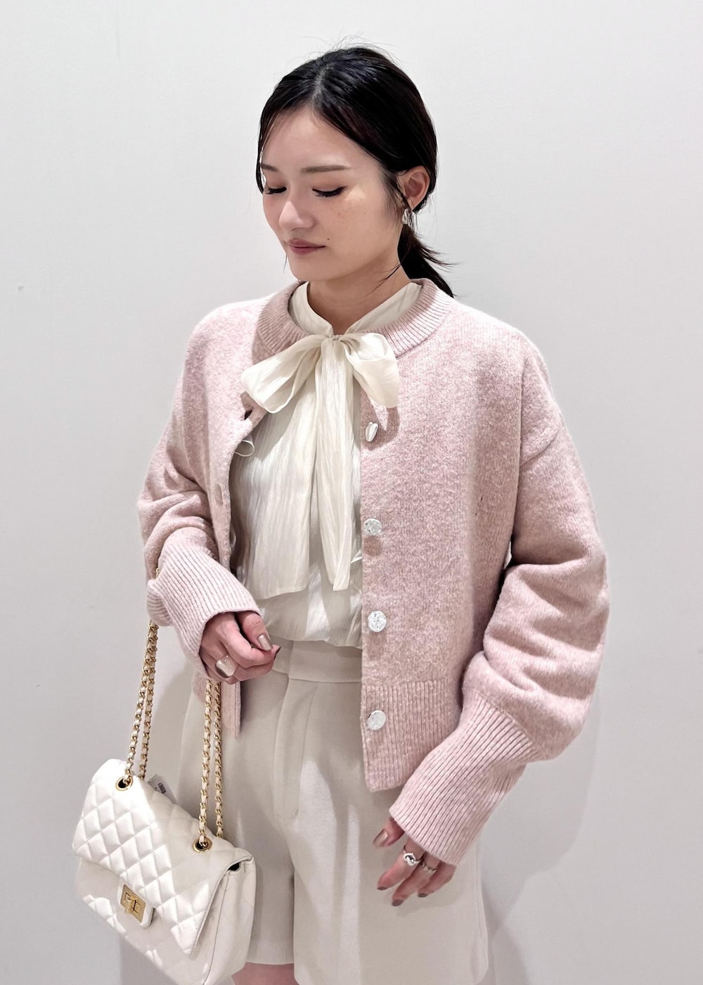 ベージュ系のその他パンツ、ホワイト系のショルダーバッグ、ホワイト系のシャツ/ブラウスを着用したレディースの秋コーディネートの4枚目の写真