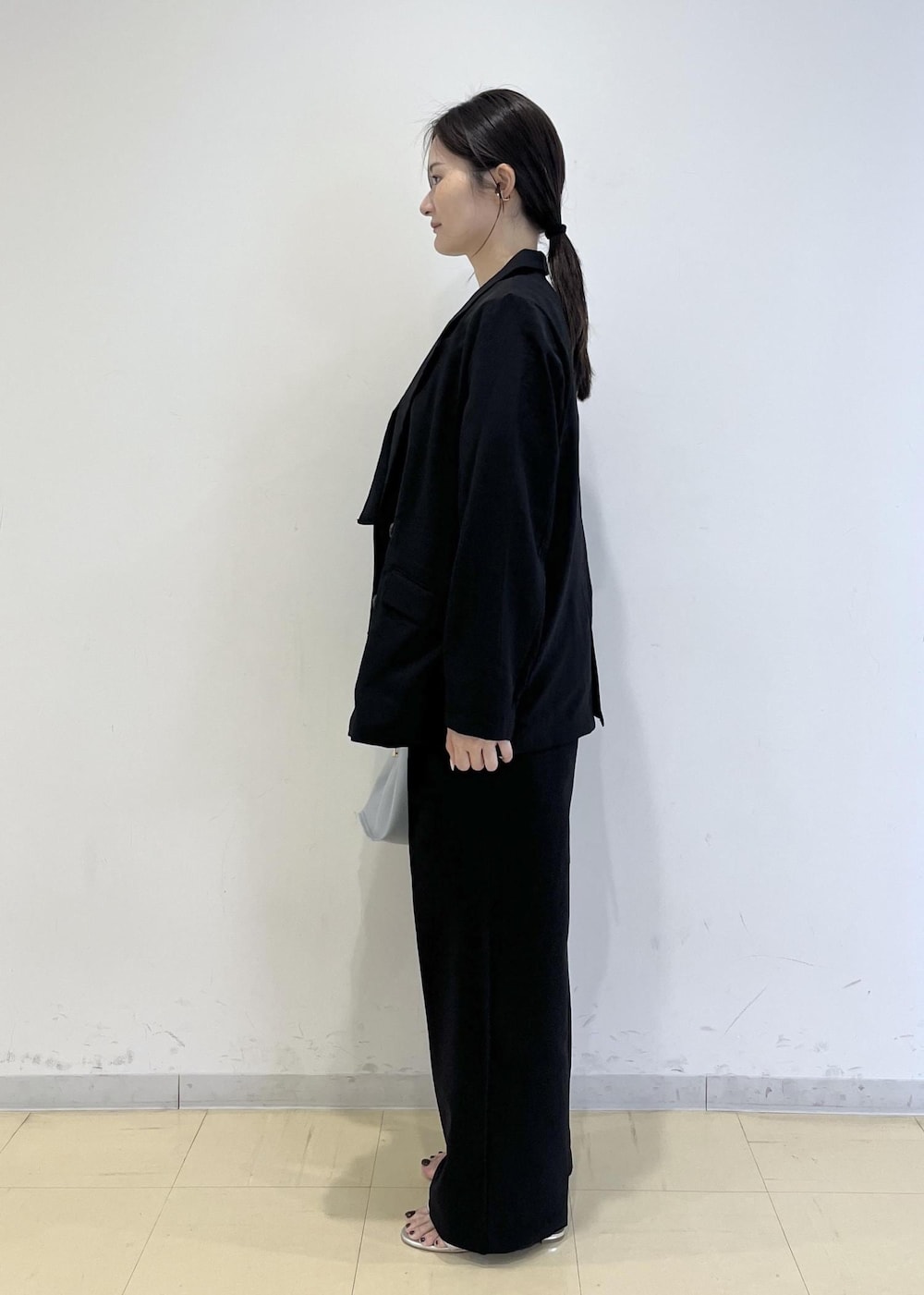 シルバー系のサンダル、ブラック系のTシャツ/カットソー、ブラック系のその他パンツを着用したレディースの春コーディネートの2枚目の写真