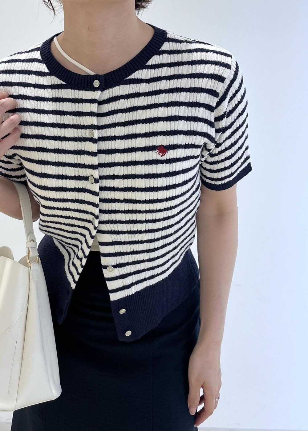 ホワイト系のショルダーバッグ、ホワイト系のキャミソール、レッド系のサンダルを着用したレディースの春コーディネートの10枚目の写真