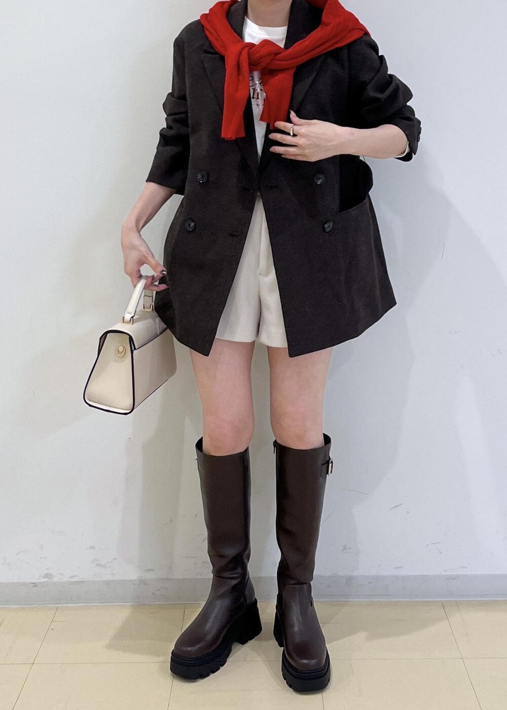 ホワイト系のTシャツ/カットソー、ブラウン系のテーラードジャケット、ベージュ系のその他パンツを着用したレディースの秋コーディネートの2枚目の写真