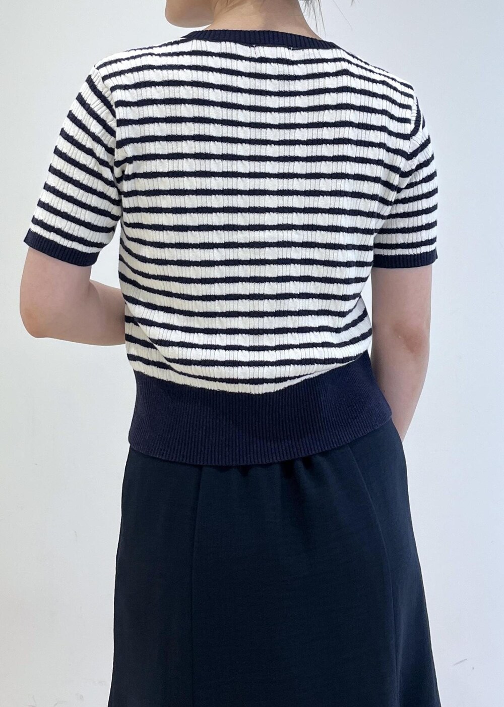 ホワイト系のショルダーバッグ、ホワイト系のキャミソール、レッド系のサンダルを着用したレディースの春コーディネートの8枚目の写真