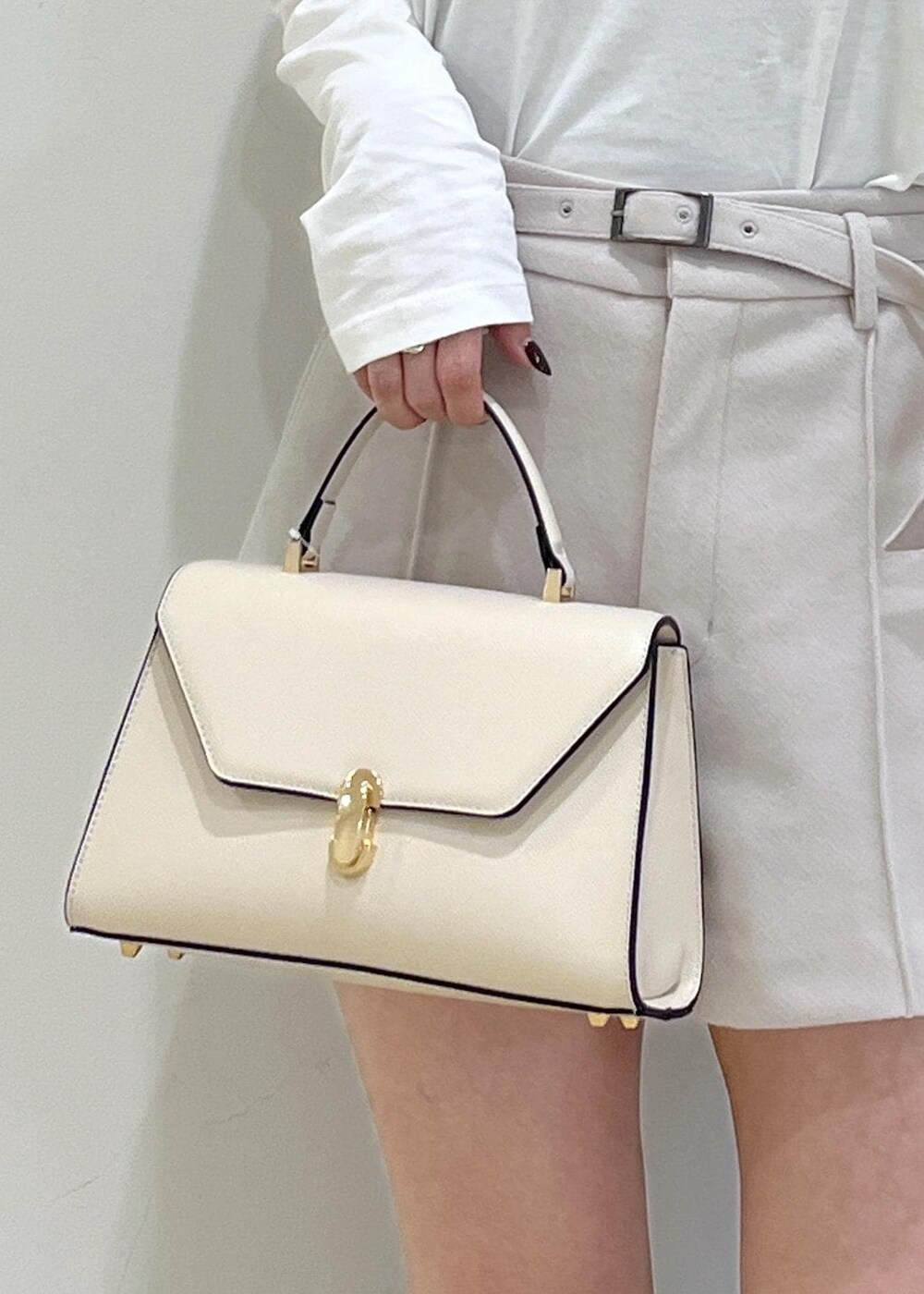 ホワイト系のTシャツ/カットソー、ブラウン系のテーラードジャケット、ベージュ系のその他パンツを着用したレディースの秋コーディネートの9枚目の写真