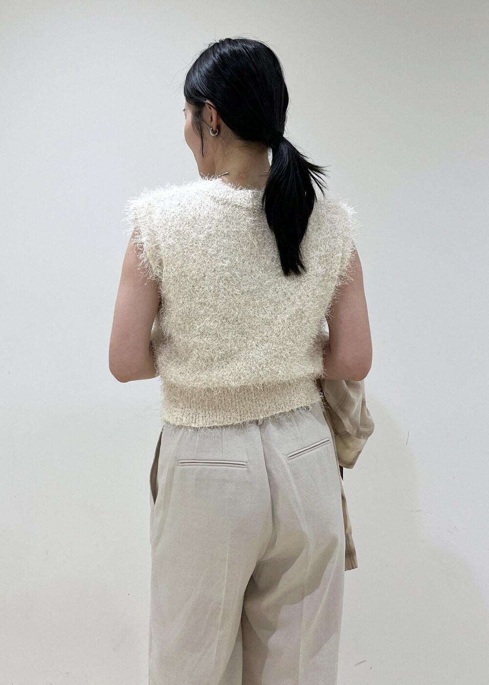 レッド系のサンダル、ベージュ系のシャツ/ブラウス、ホワイト系のスラックスを着用したレディースの夏コーディネートの10枚目の写真