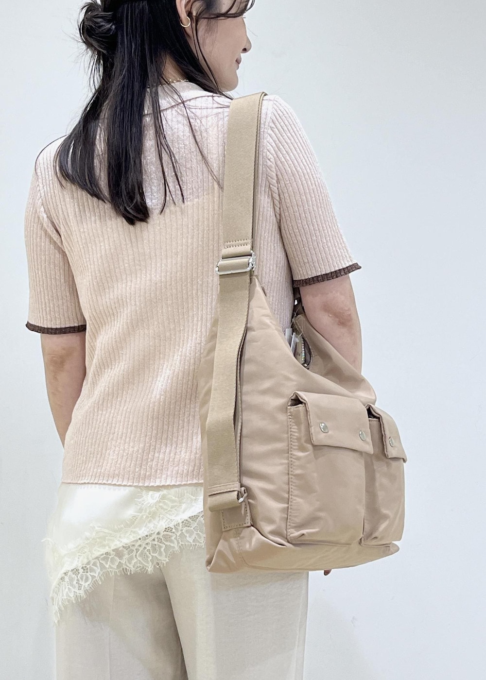 ホワイト系のその他パンツ、ベージュ系のショルダーバッグ、ピンク系のカーディガン/ボレロを着用したレディースの春コーディネートの5枚目の写真