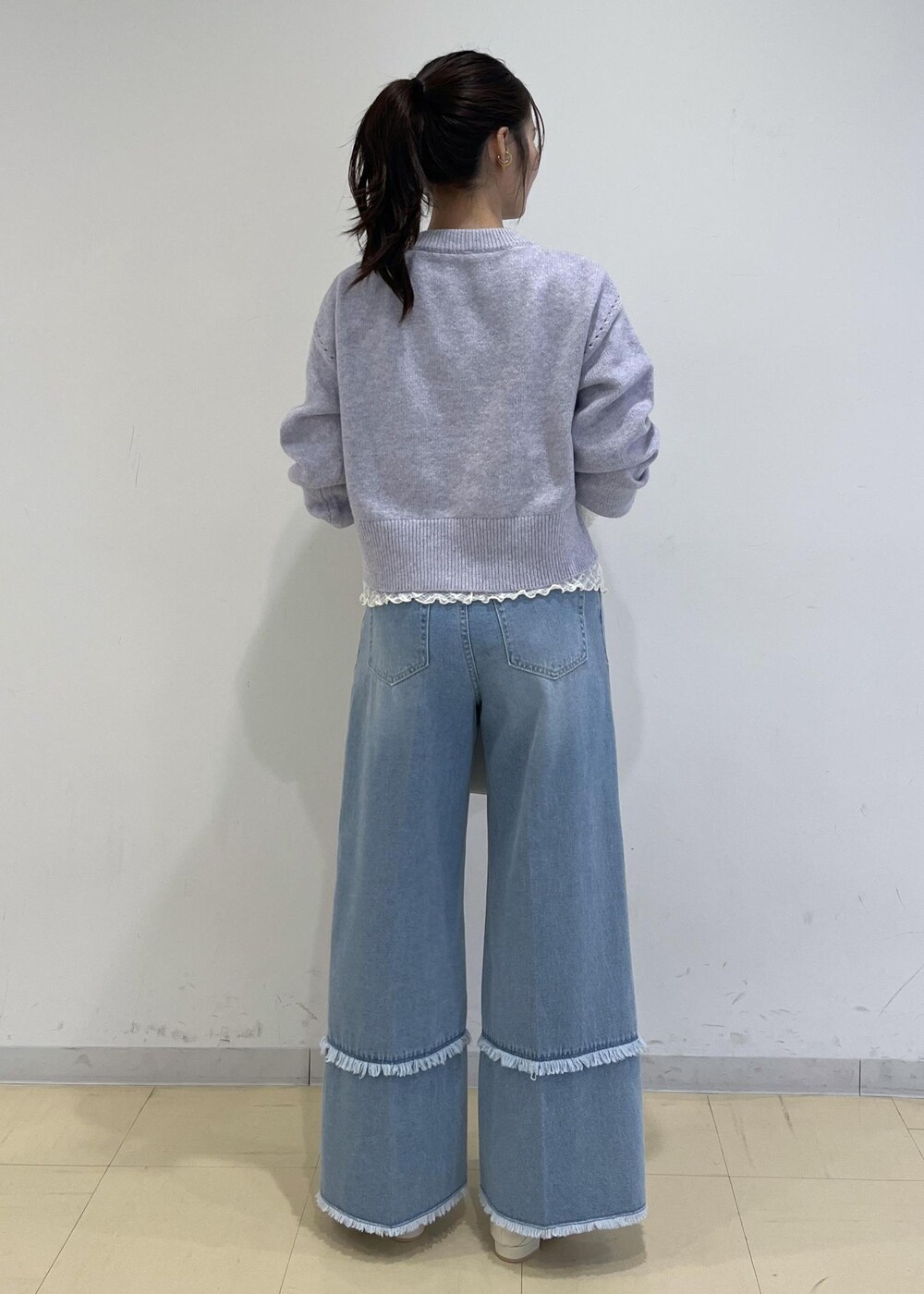 ホワイト系のショルダーバッグ、ホワイト系のパンプス、パープル系のカーディガン/ボレロを着用したレディースの秋コーディネートの3枚目の写真