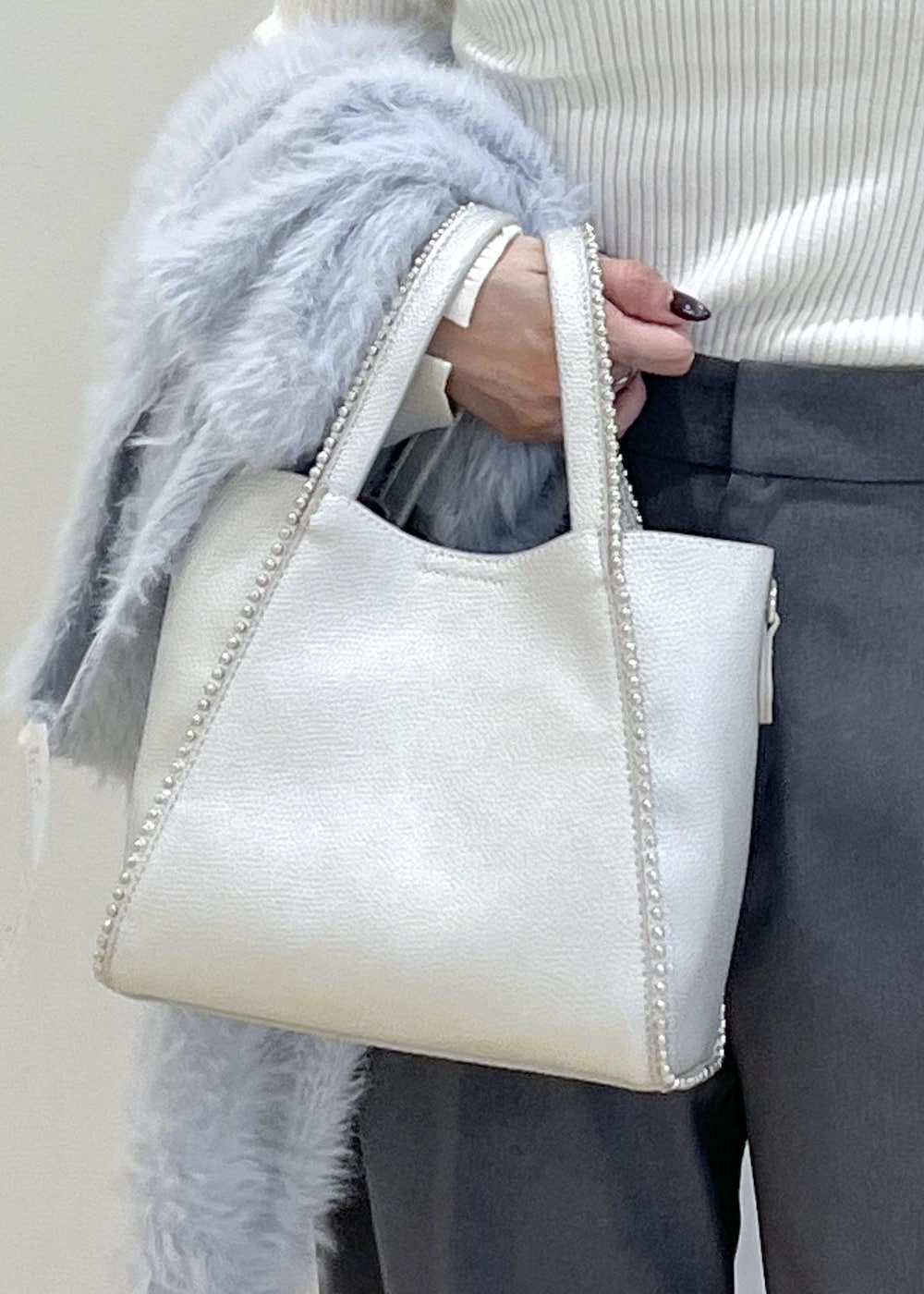 グレー系のスラックス、ホワイト系のパンプス、ブルー系のカーディガン/ボレロを着用したレディースの秋コーディネートの10枚目の写真