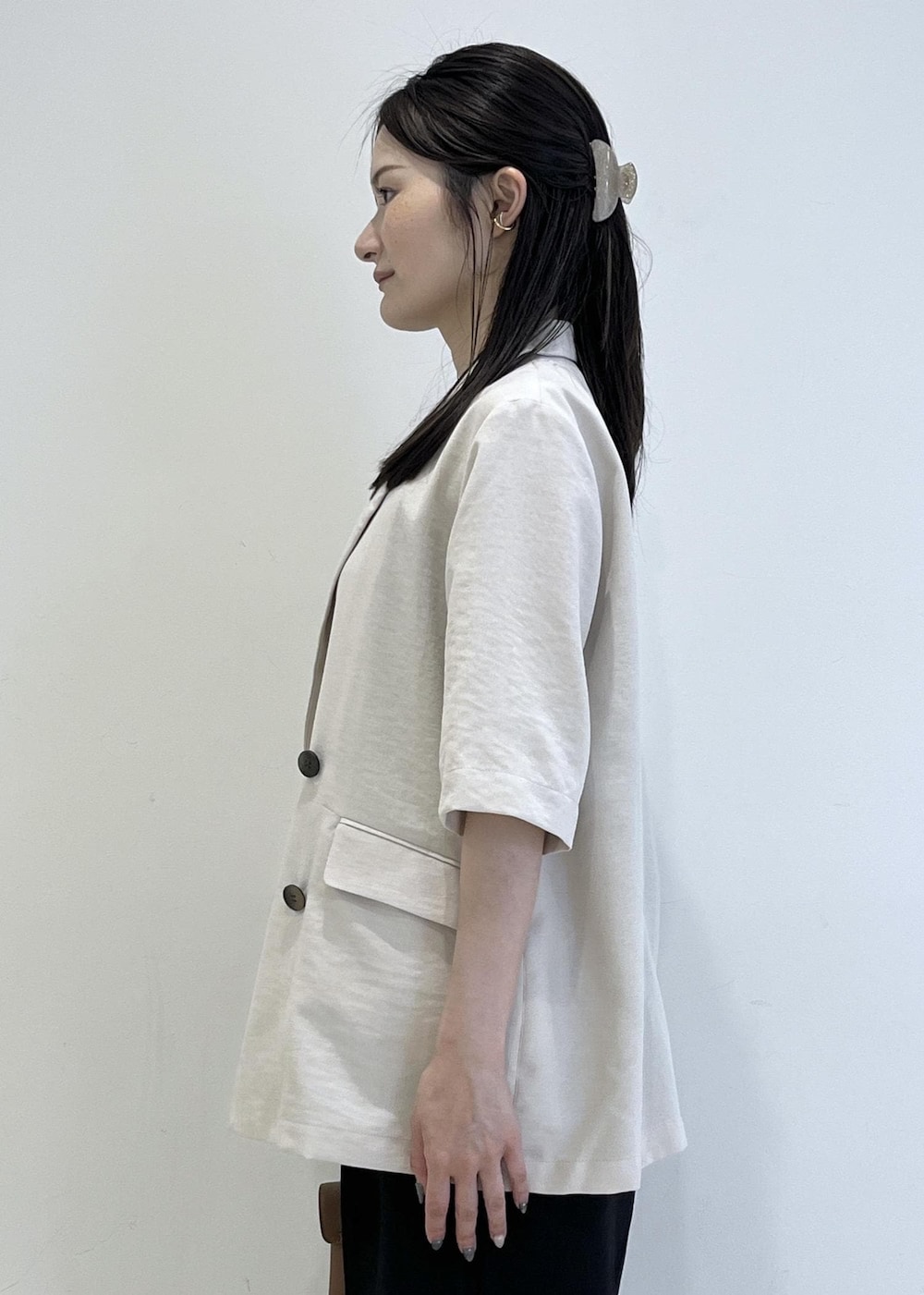イエロー系のショルダーバッグ、ブラック系のその他パンツ、ブラック系のサンダルを着用したレディースの春コーディネートの5枚目の写真