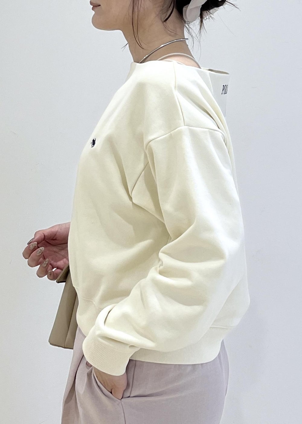 ホワイト系のカーディガン/ボレロ、ベージュ系のショルダーバッグ、ピンク系のその他パンツを着用したレディースの春コーディネートの6枚目の写真