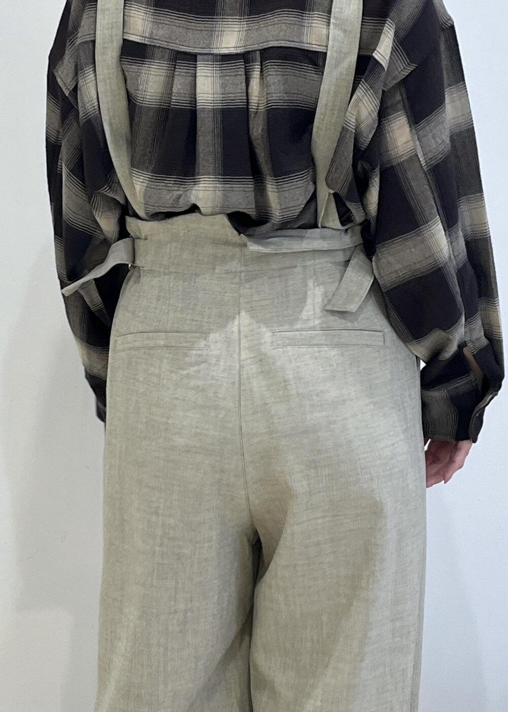 ブラック系のシャツ/ブラウス、ベージュ系のその他パンツ、ブラック系のトートバッグを着用したレディースの秋コーディネートの7枚目の写真